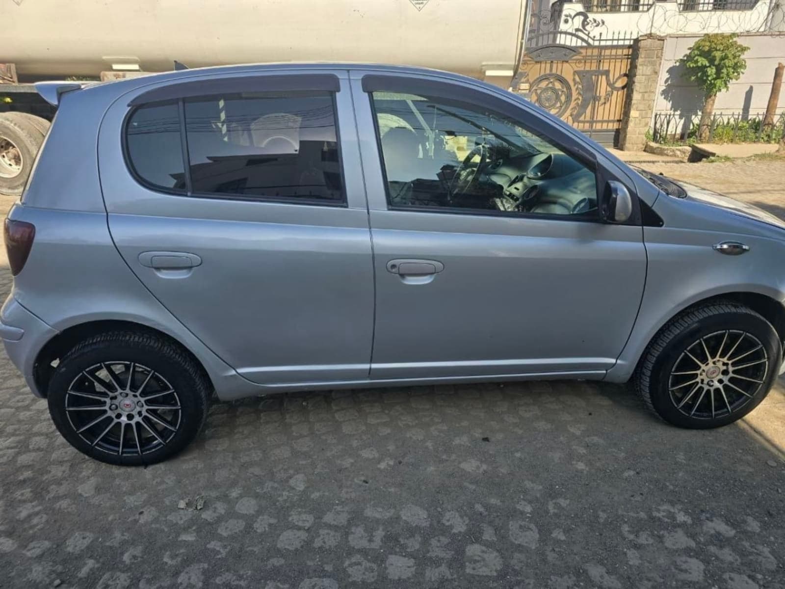 2004 Toyota Vitz — photo 1