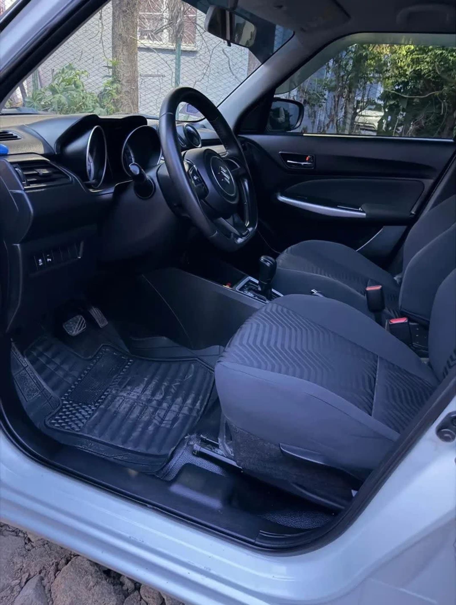 2022 Suzuki Swift โ photo 2