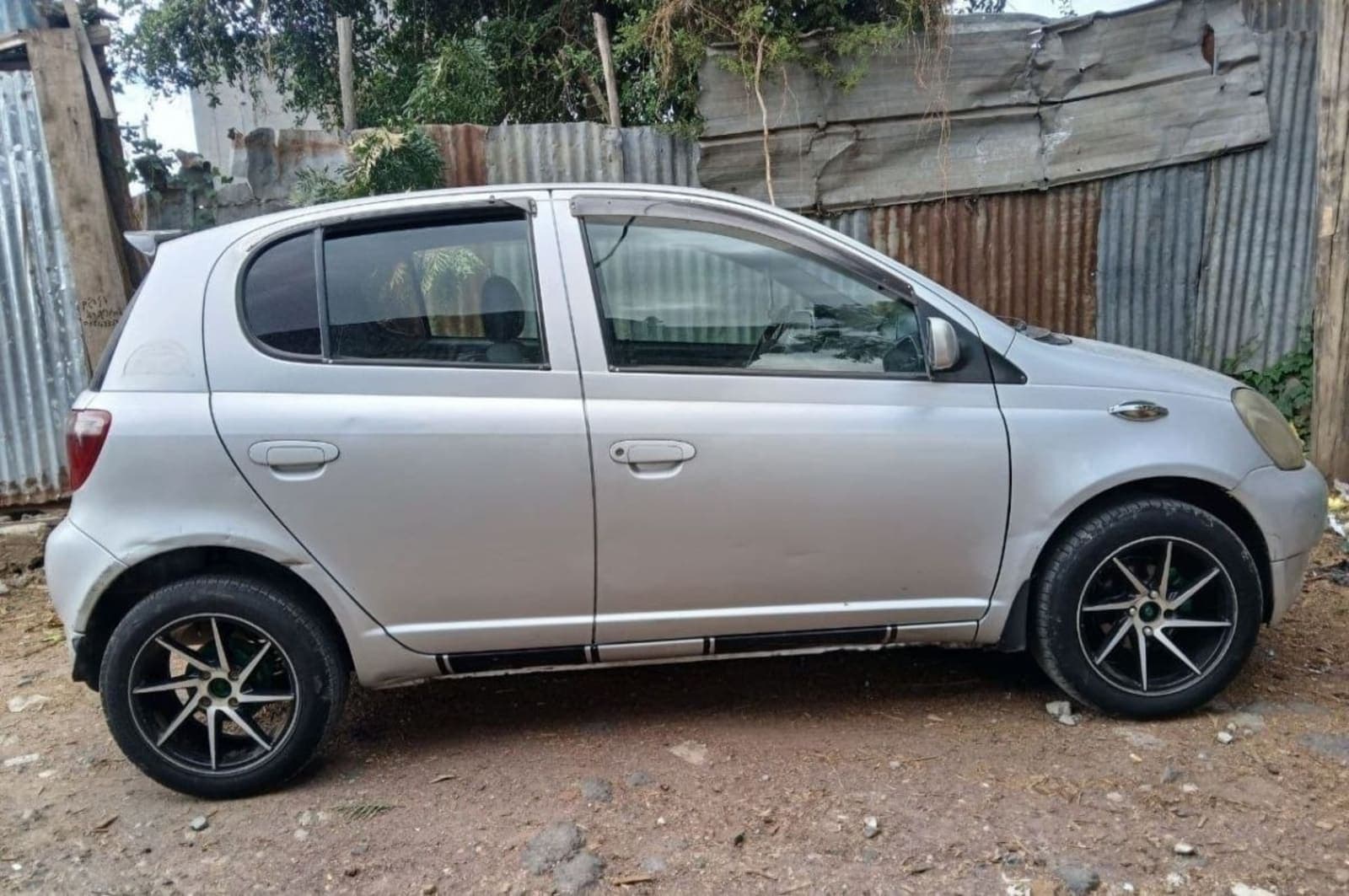 2001 Toyota Vitz — photo 1