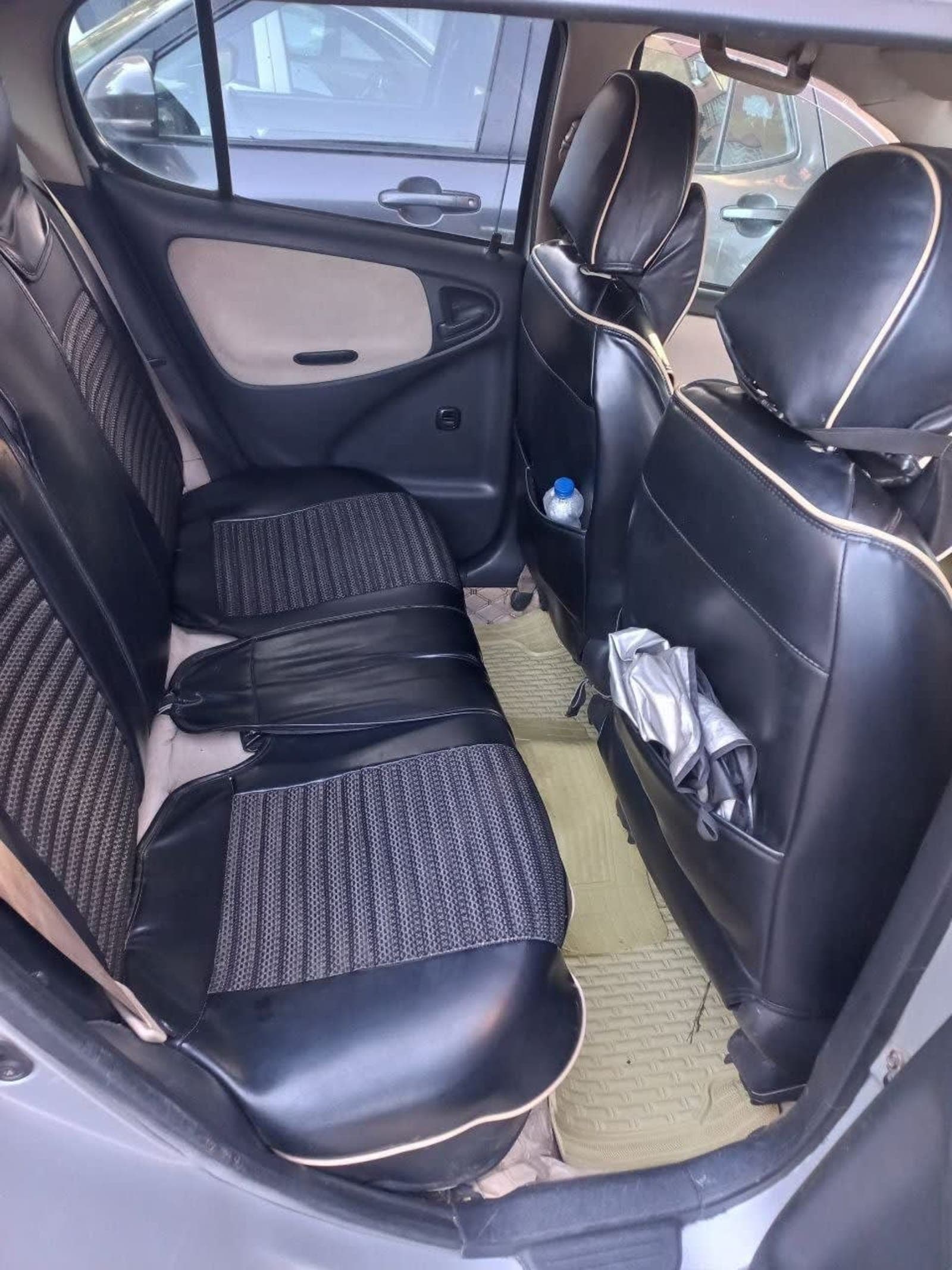 2004 Toyota Vitz — photo 2