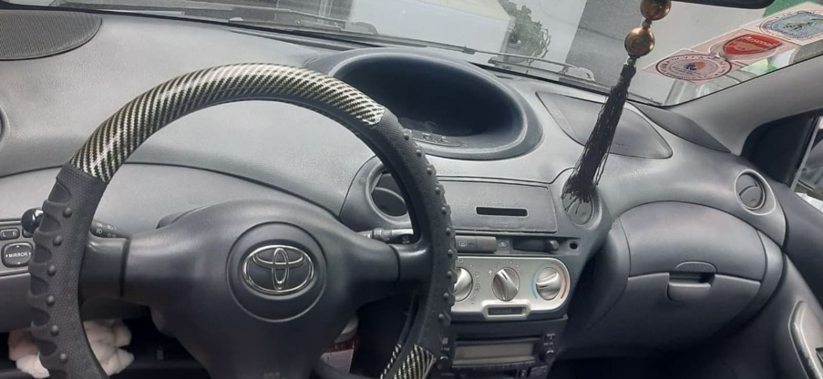 2004 TOYOTA VITZ — photo 2