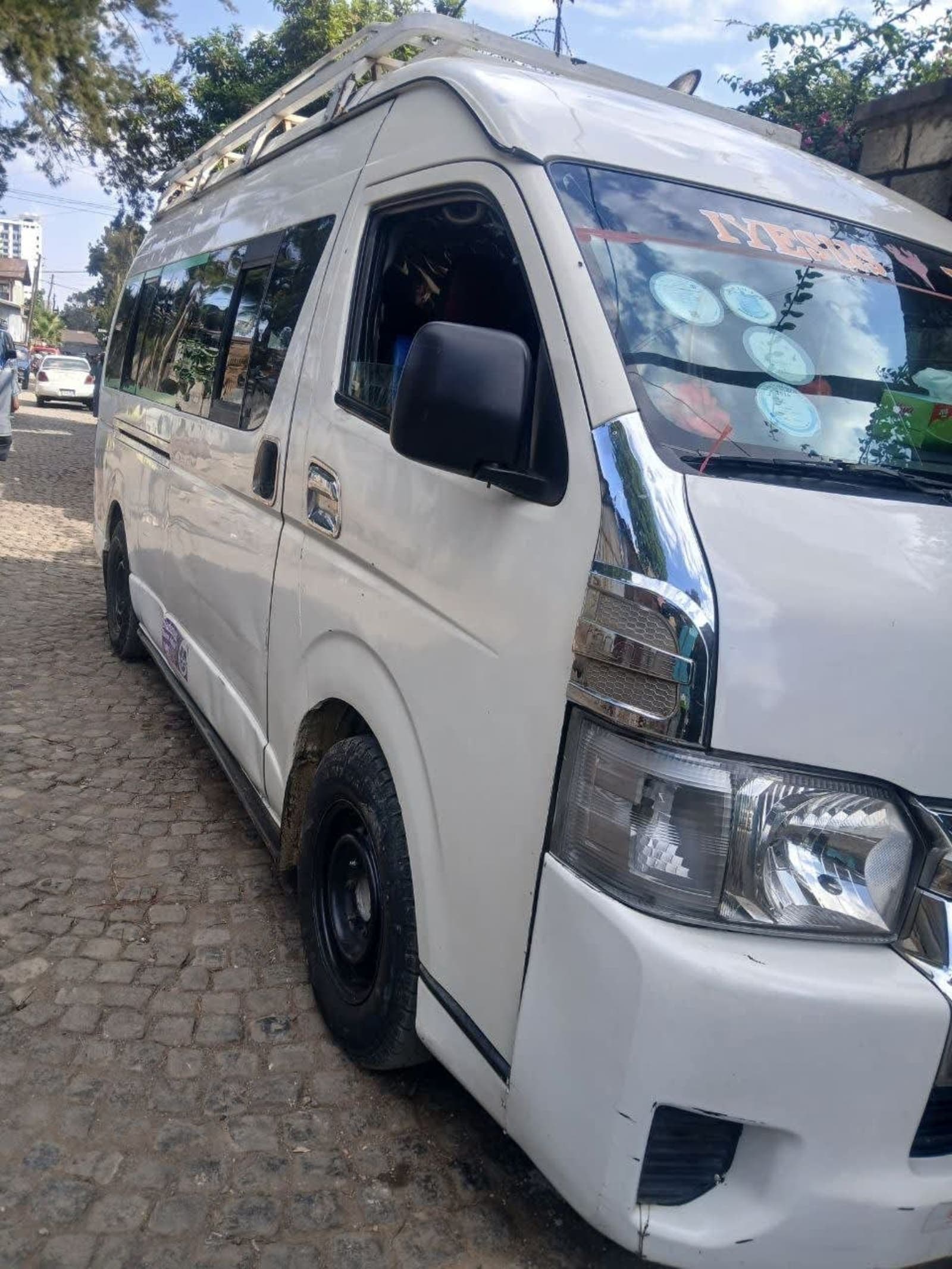 2012 Toyota Hiroof — photo 2
