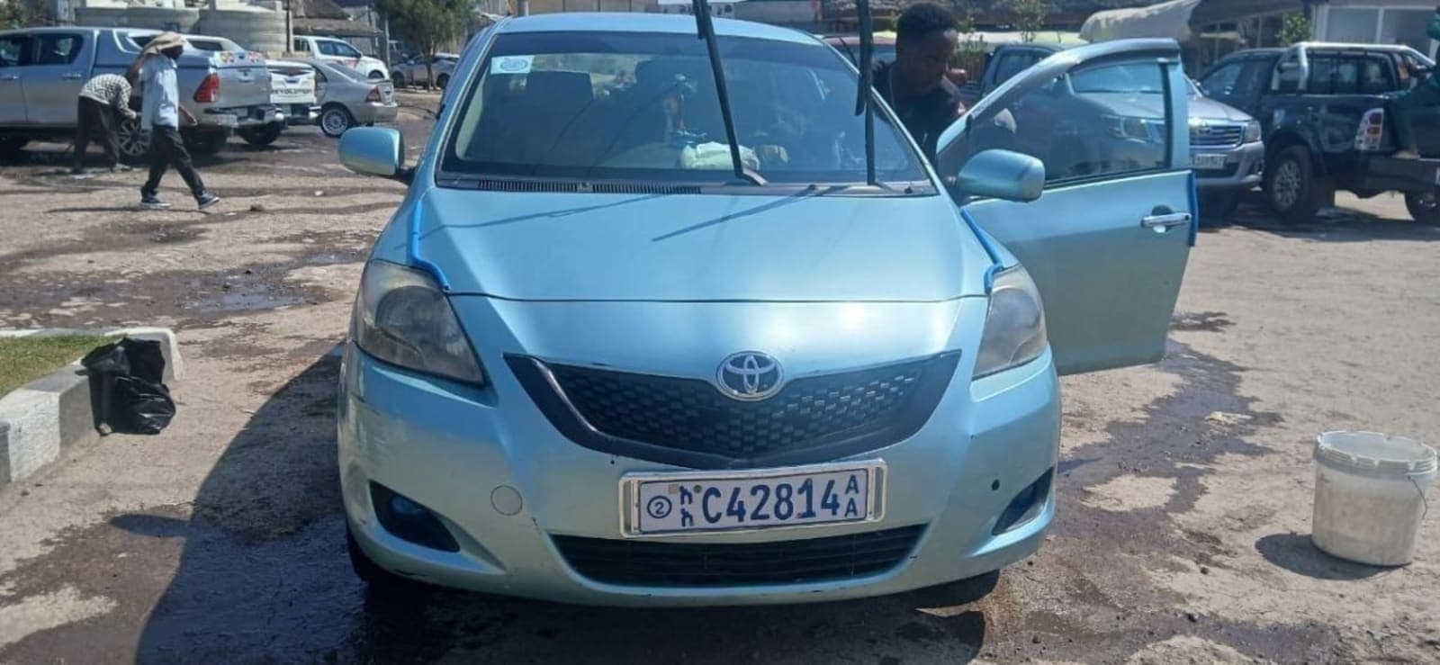 2011 Toyota Yaris sedan โ photo 3