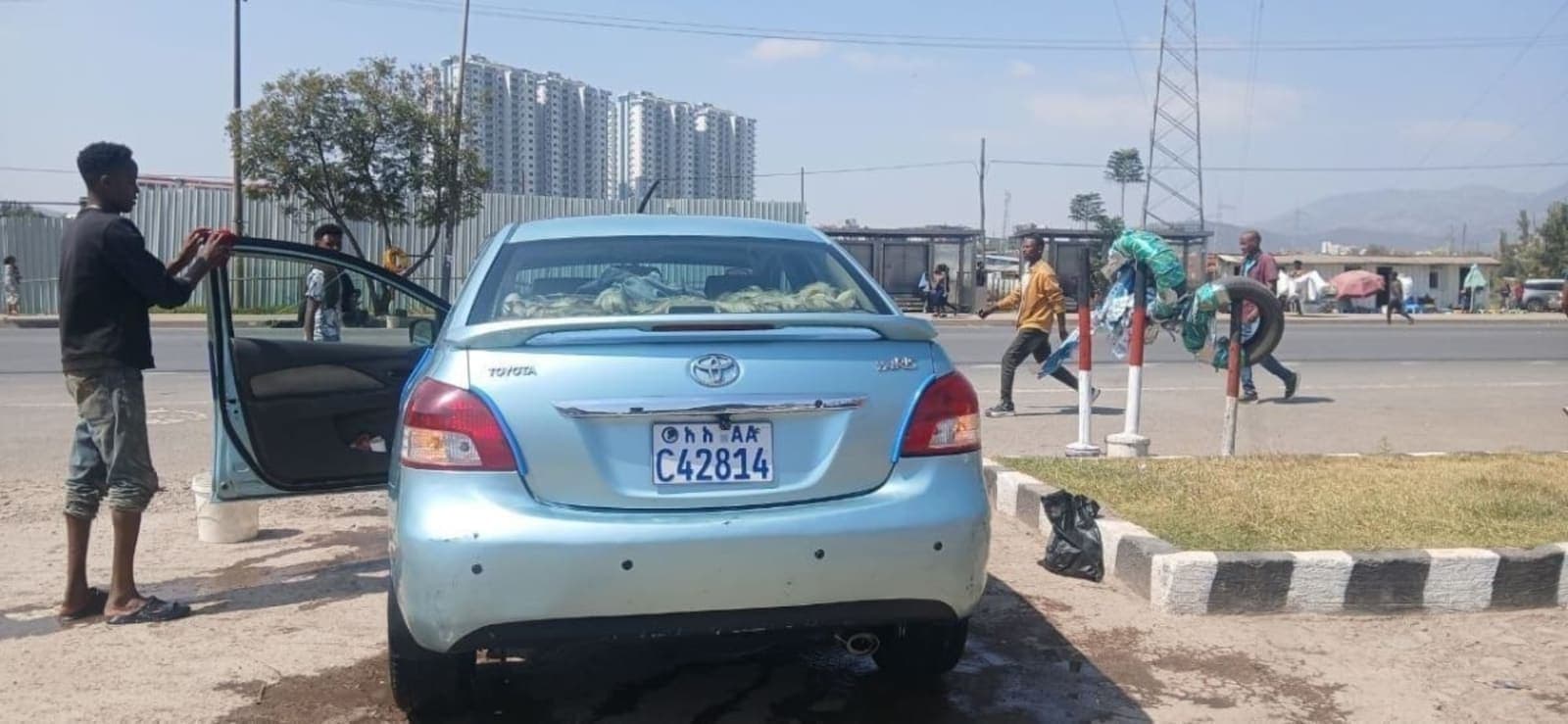 2011 Toyota Yaris sedan โ photo 4