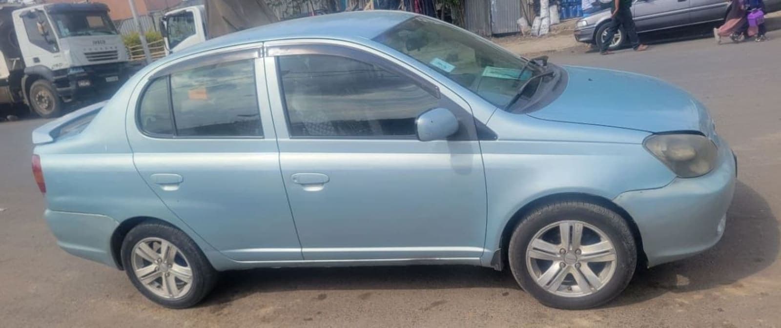 2005 Toyota Platz — photo 2