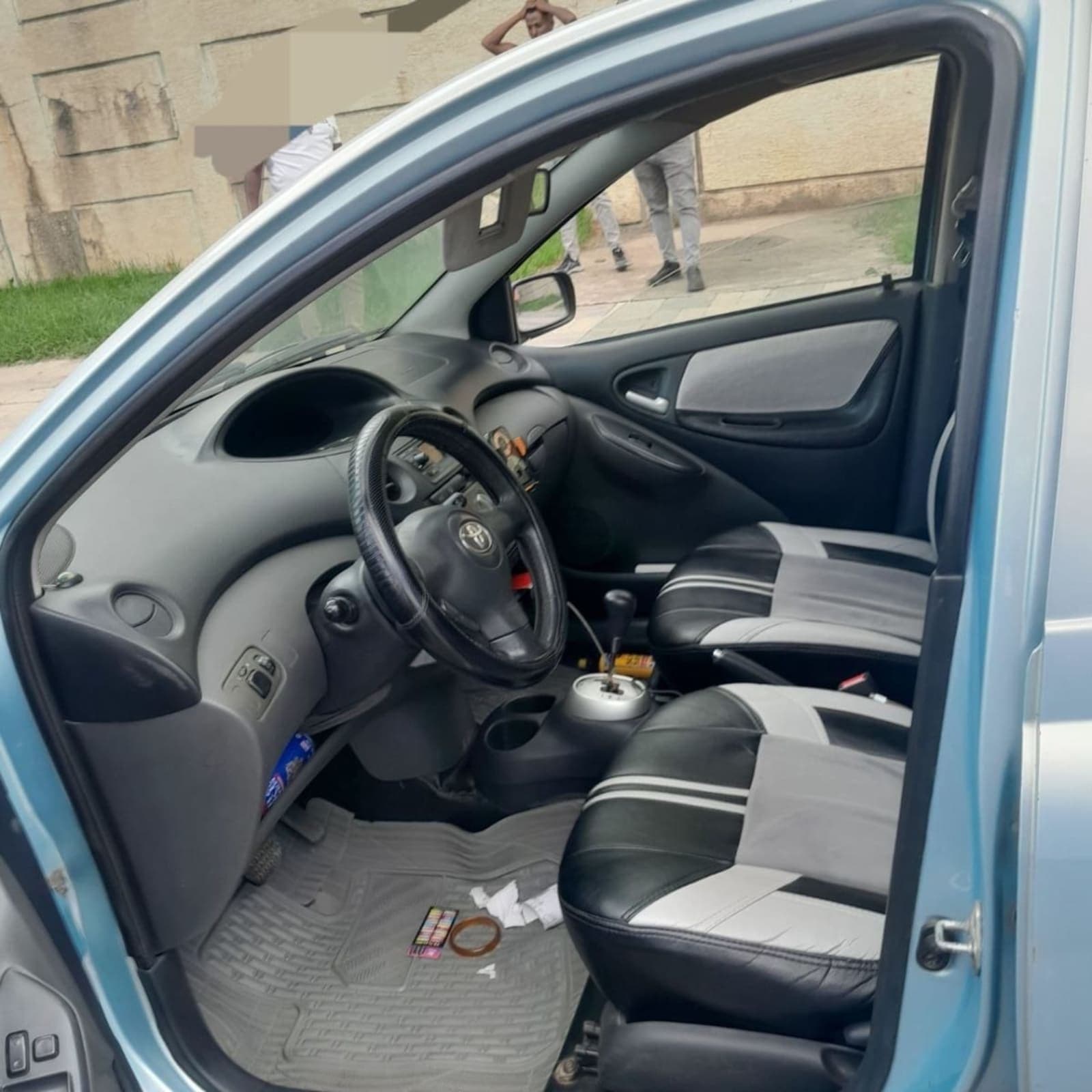 2004 Toyota Vitz Yaris — photo 2