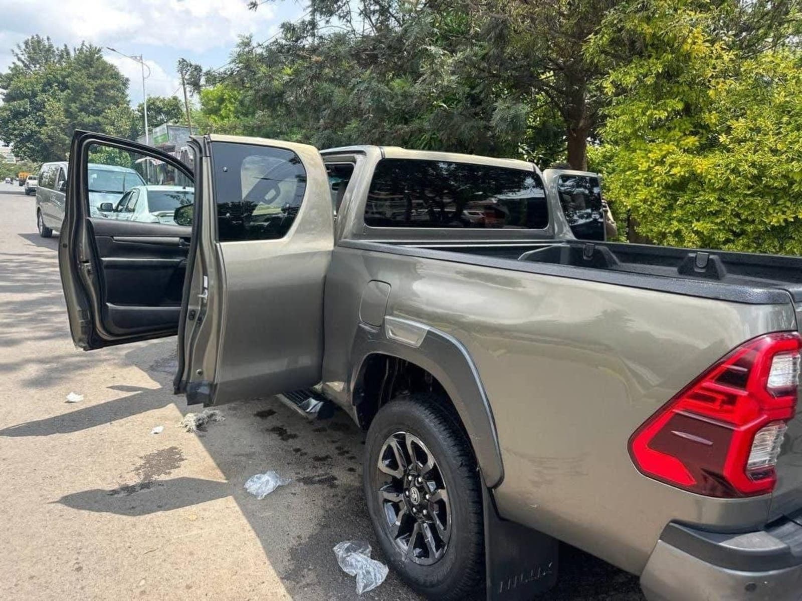 2021 Toyota Invincible King Cab — photo 2