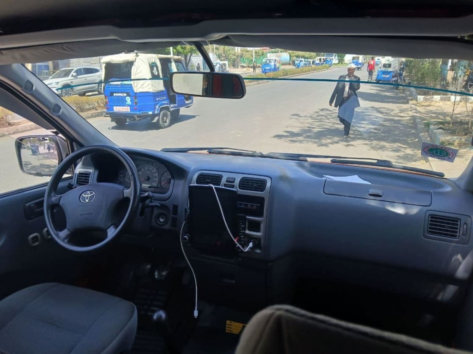 2011 Toyota Sharke — photo 2