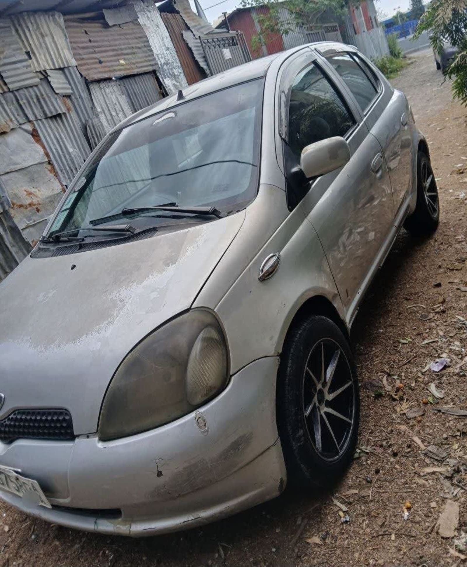 2001 Toyota Vitz — photo 2