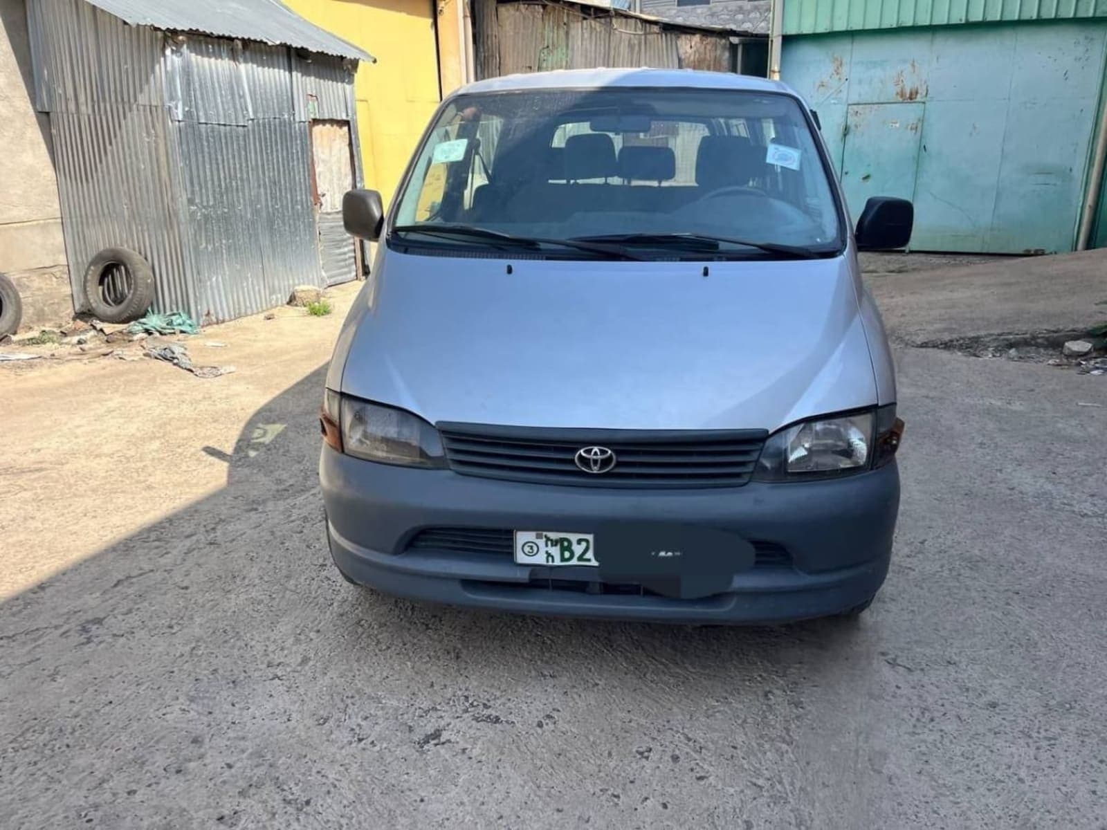 2001 Toyota Hiace Dolphin โ photo 2