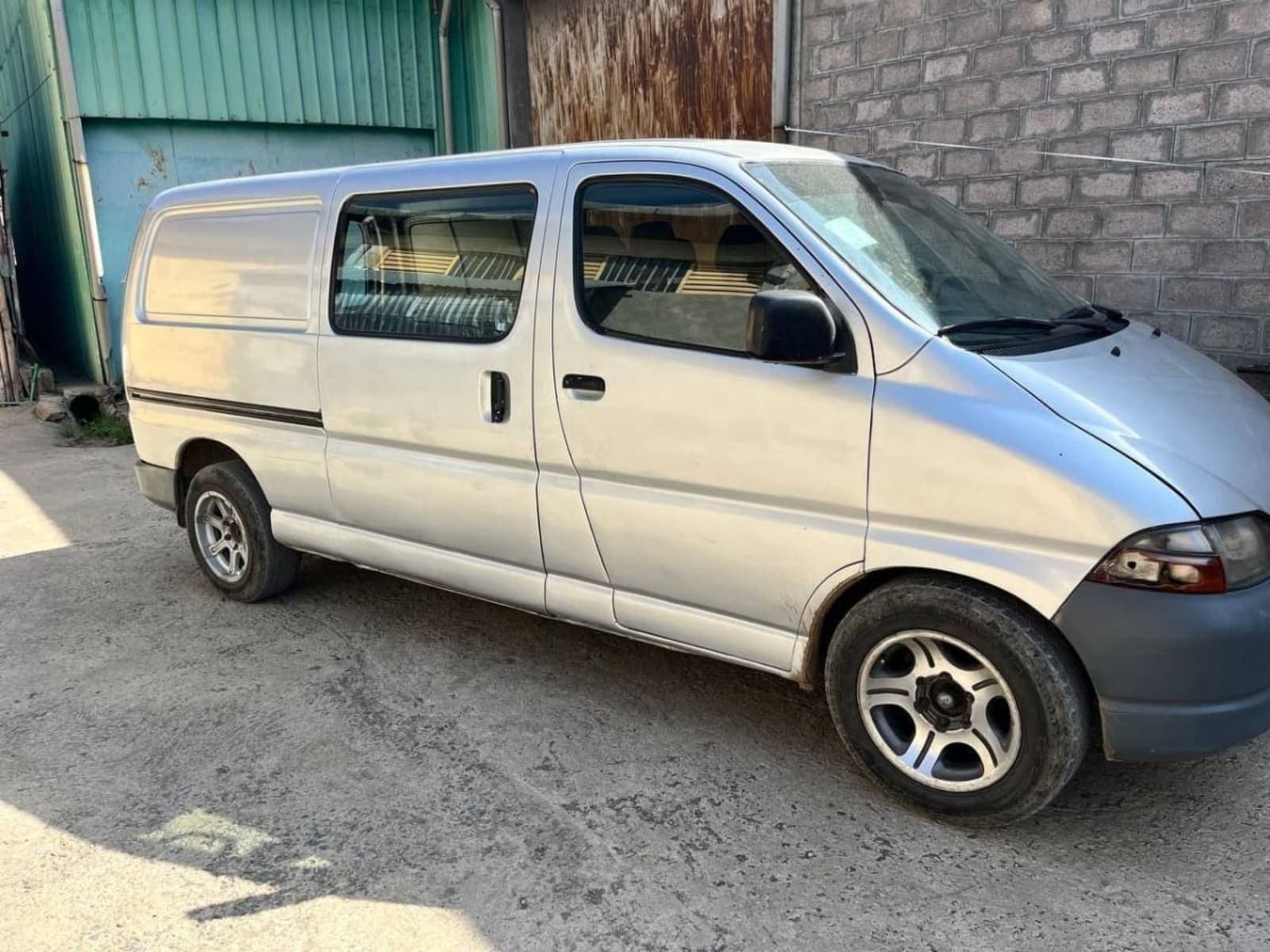 2001 Toyota Hiace Dolphin โ photo 3