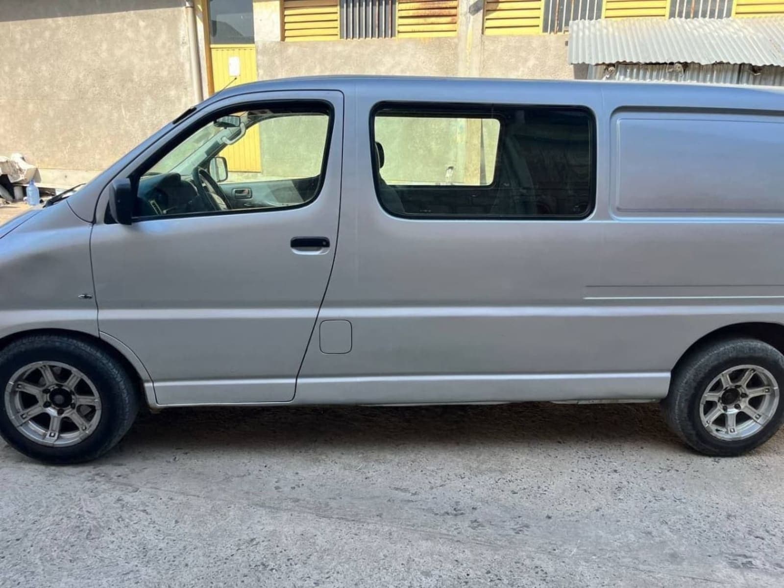 2001 Toyota Hiace Dolphin โ photo 4