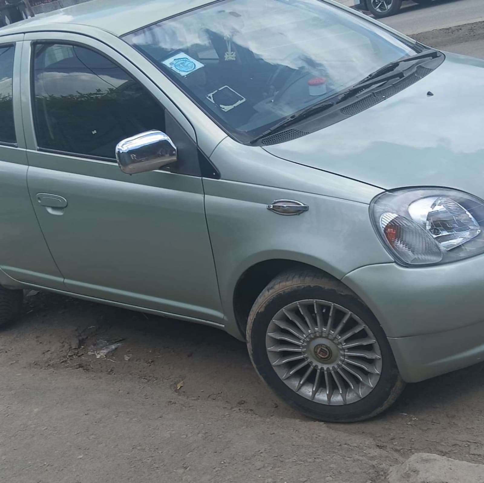 2001 Toyota Vitz — photo 2