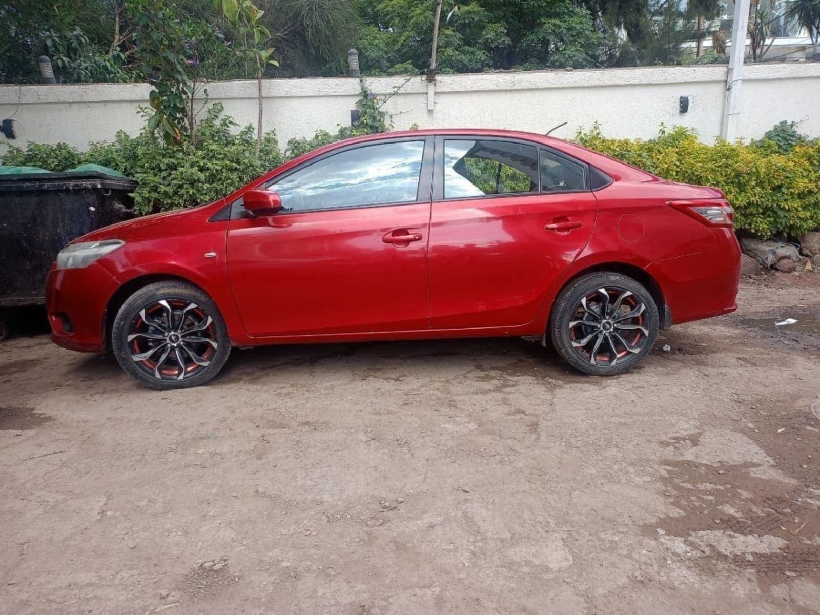 2014 Toyota Yaris Sedan — photo 4