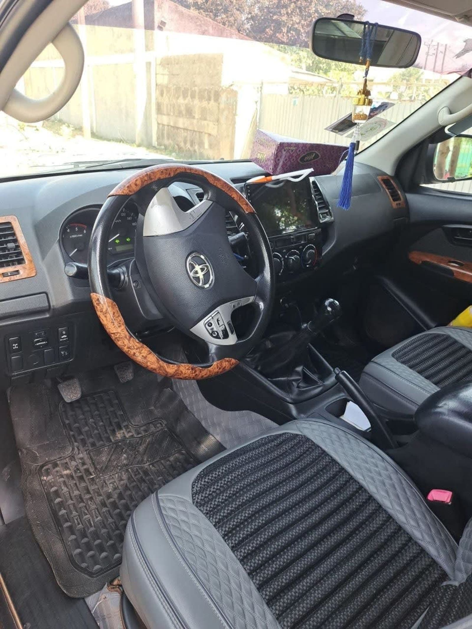 2015 Toyota Hilux — photo 2