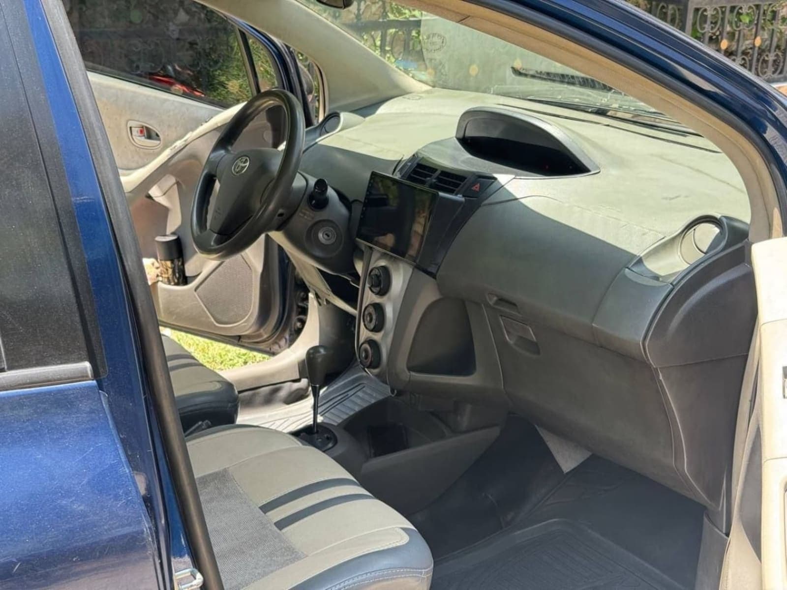 2010 Toyota Yaris Compact — photo 2