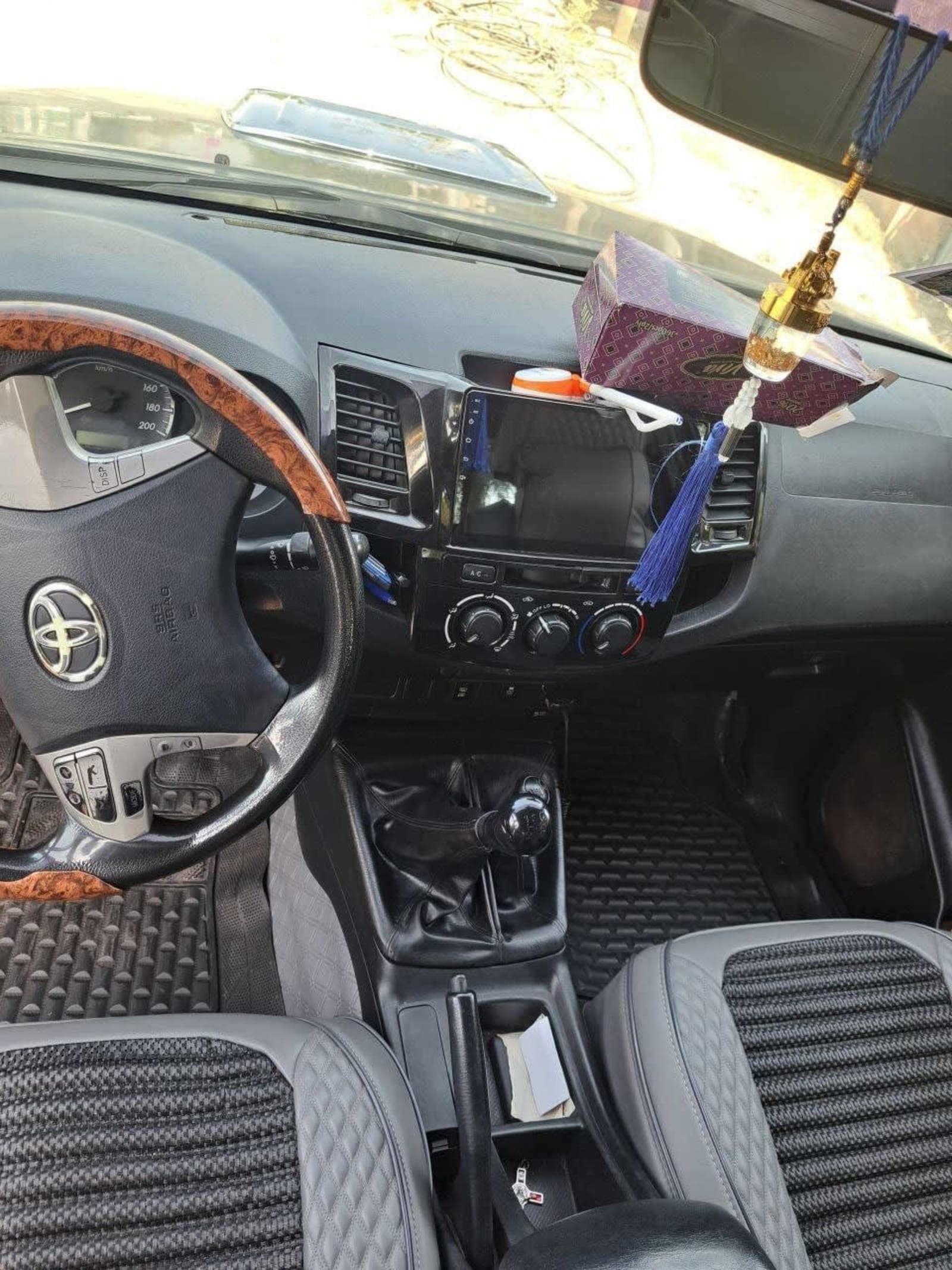 2015 Toyota King Cab Hilux — photo 5