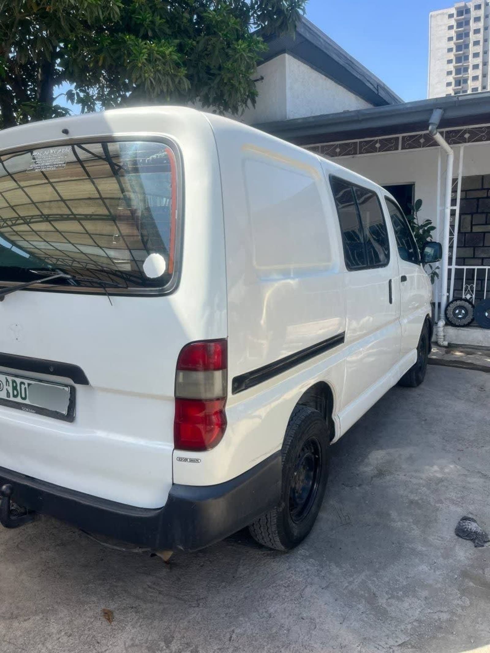 2006 Toyota Hiace shark — photo 3