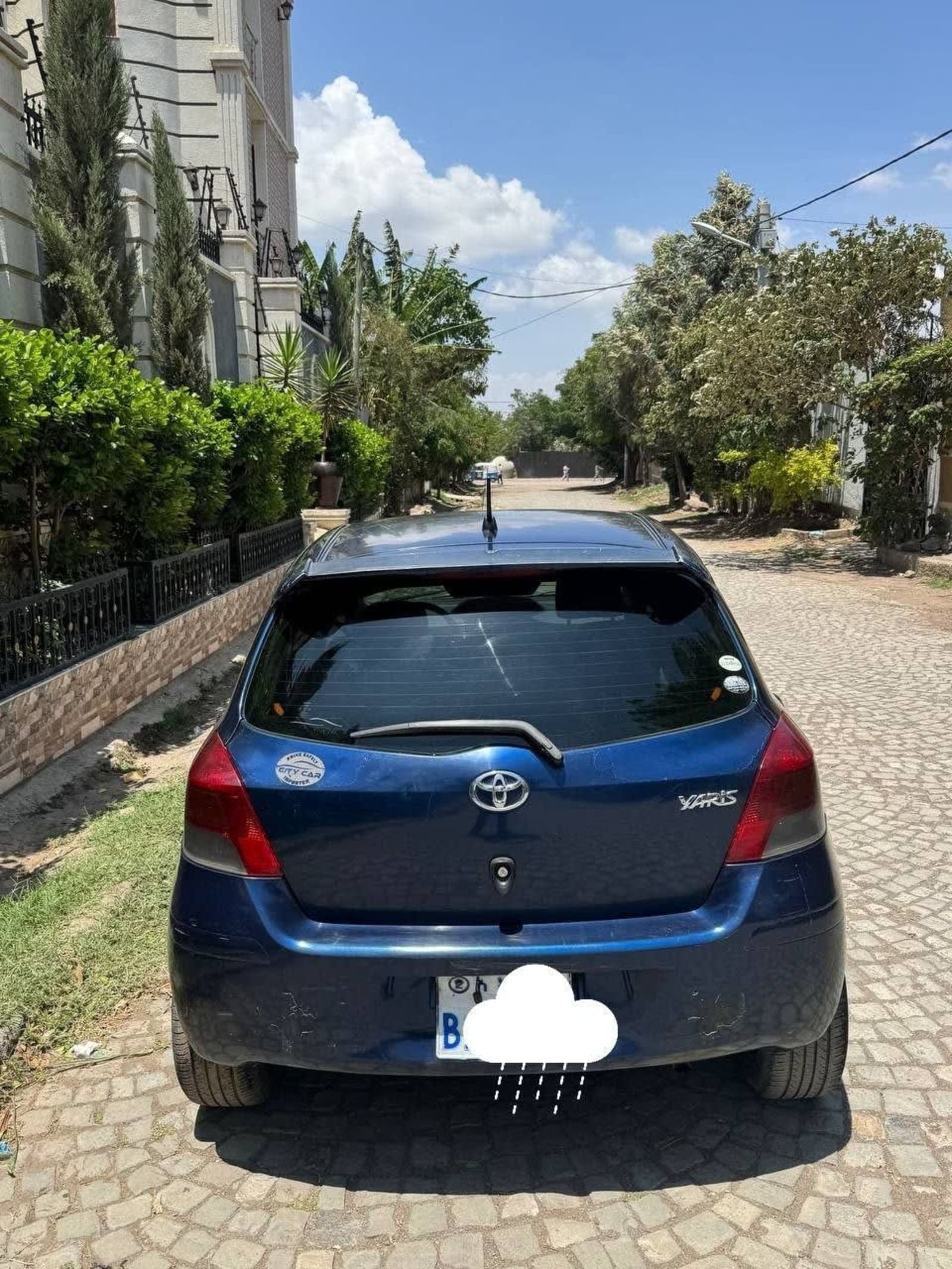 2010 Toyota Yaris compact — photo 2