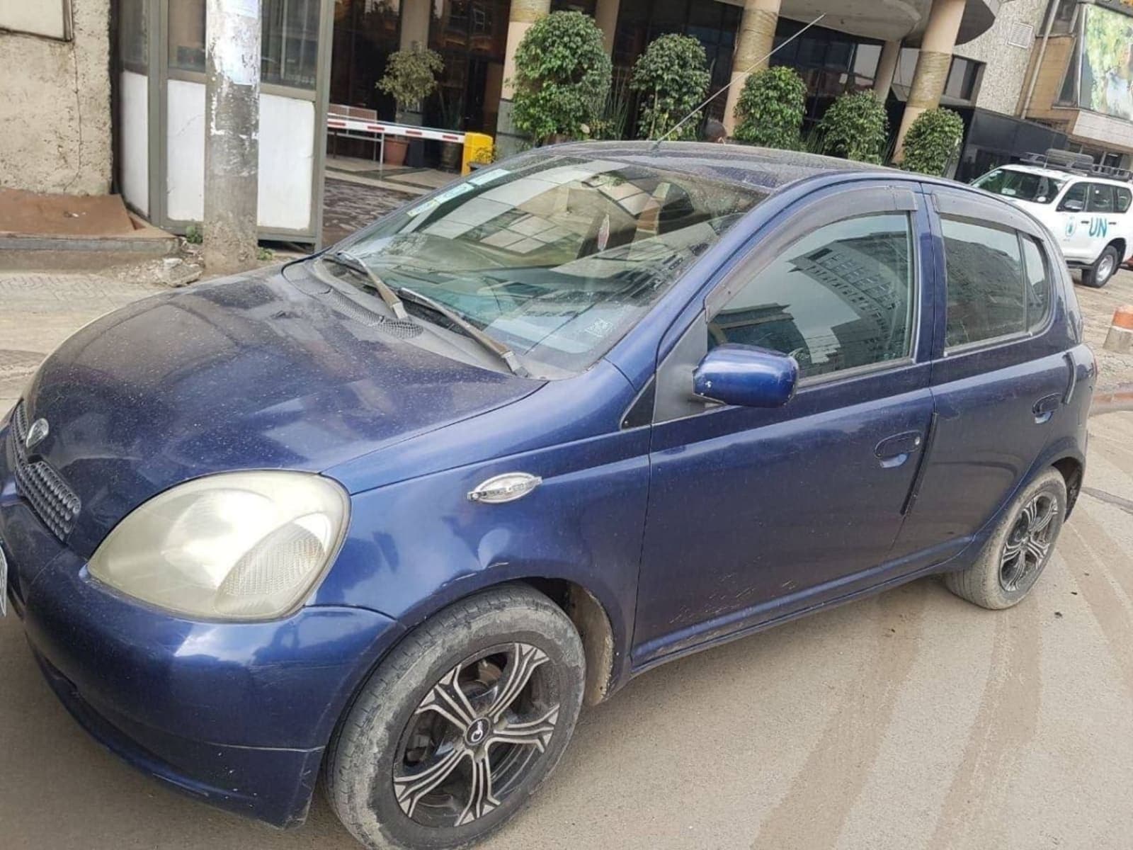 2000 Toyota Vitz โ photo 3