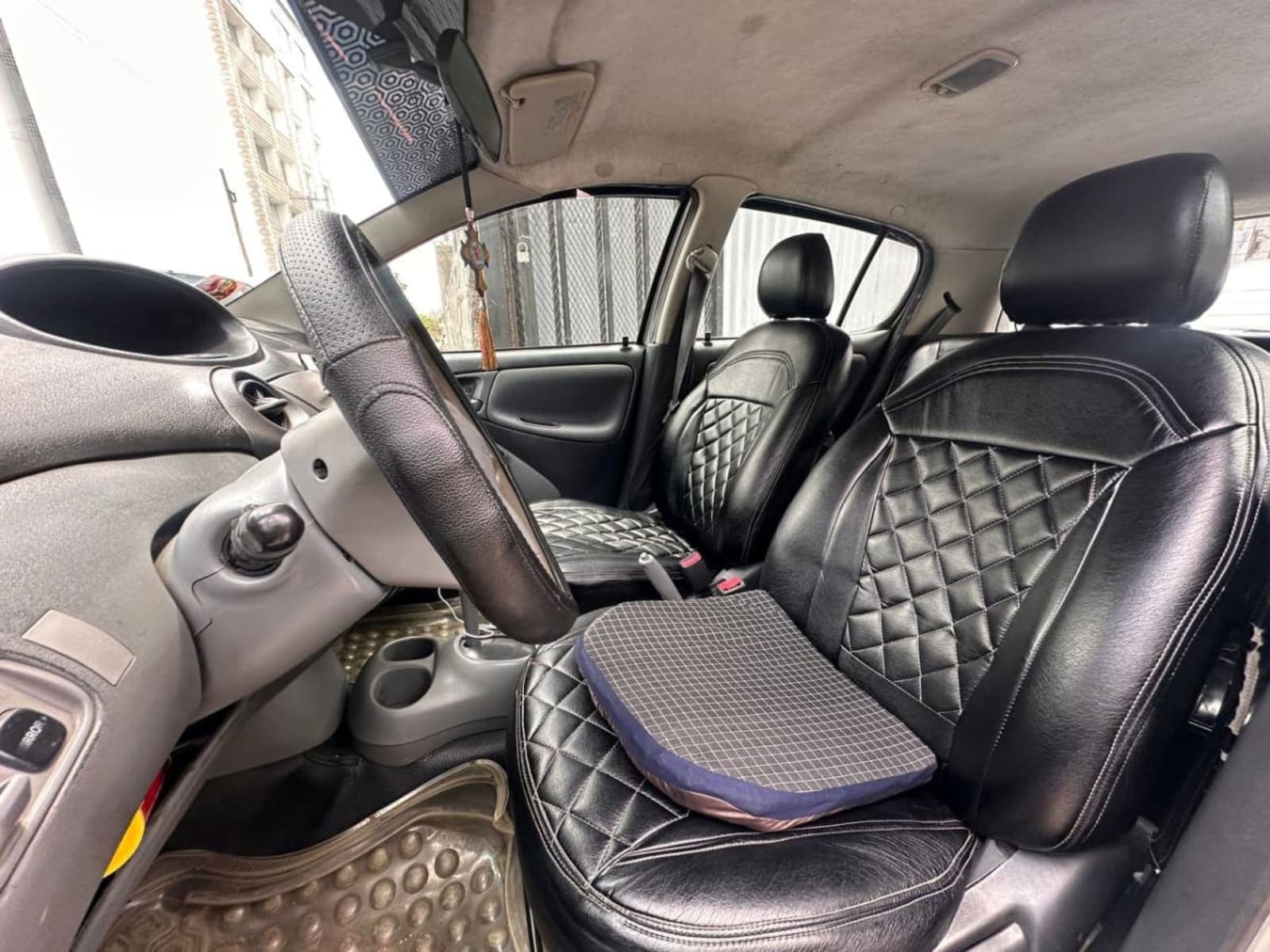 2001 Toyota Vitz — photo 2
