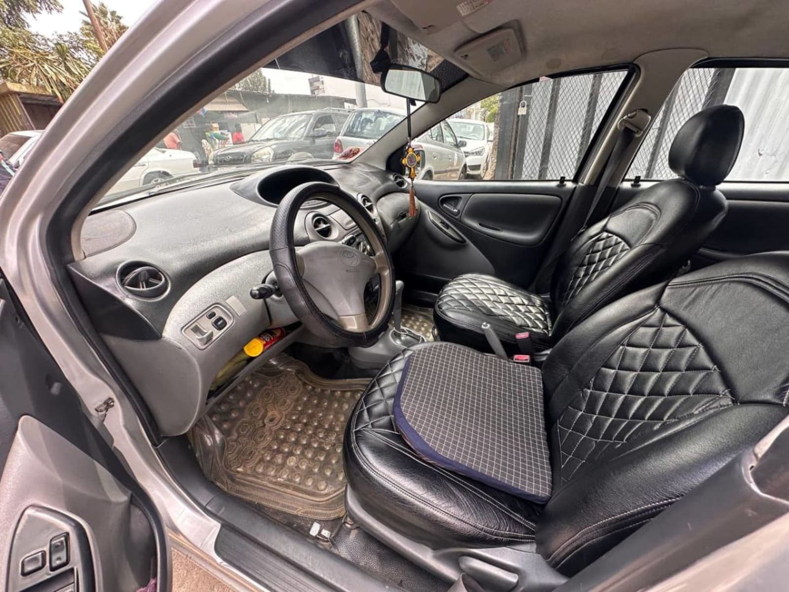 2001 Toyota Vitz — photo 4