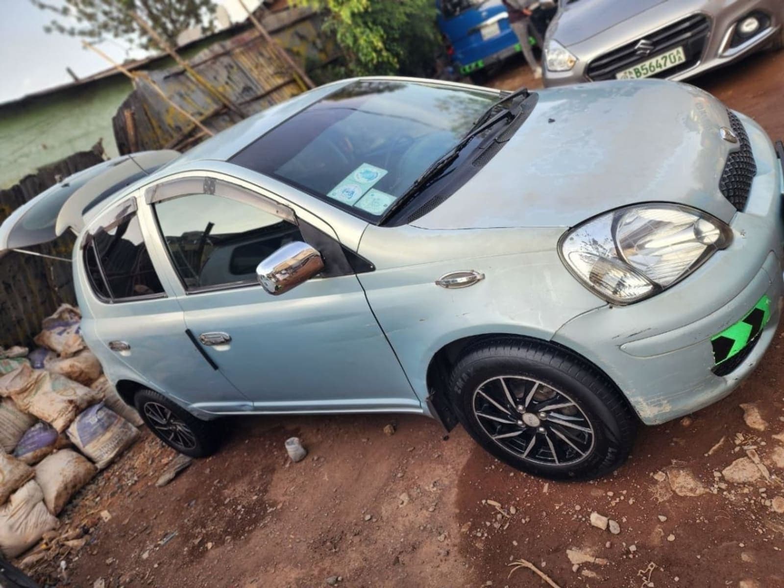 2004 Toyota Vitz — photo 2