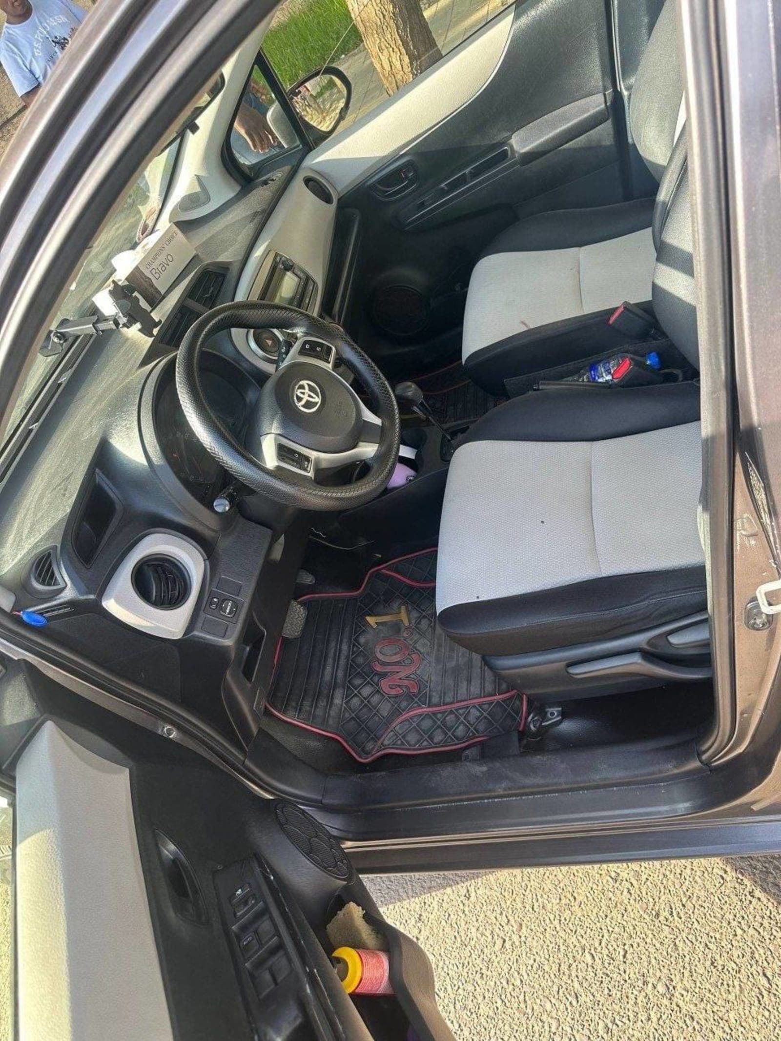 2012 Toyota Yaris compact — photo 7