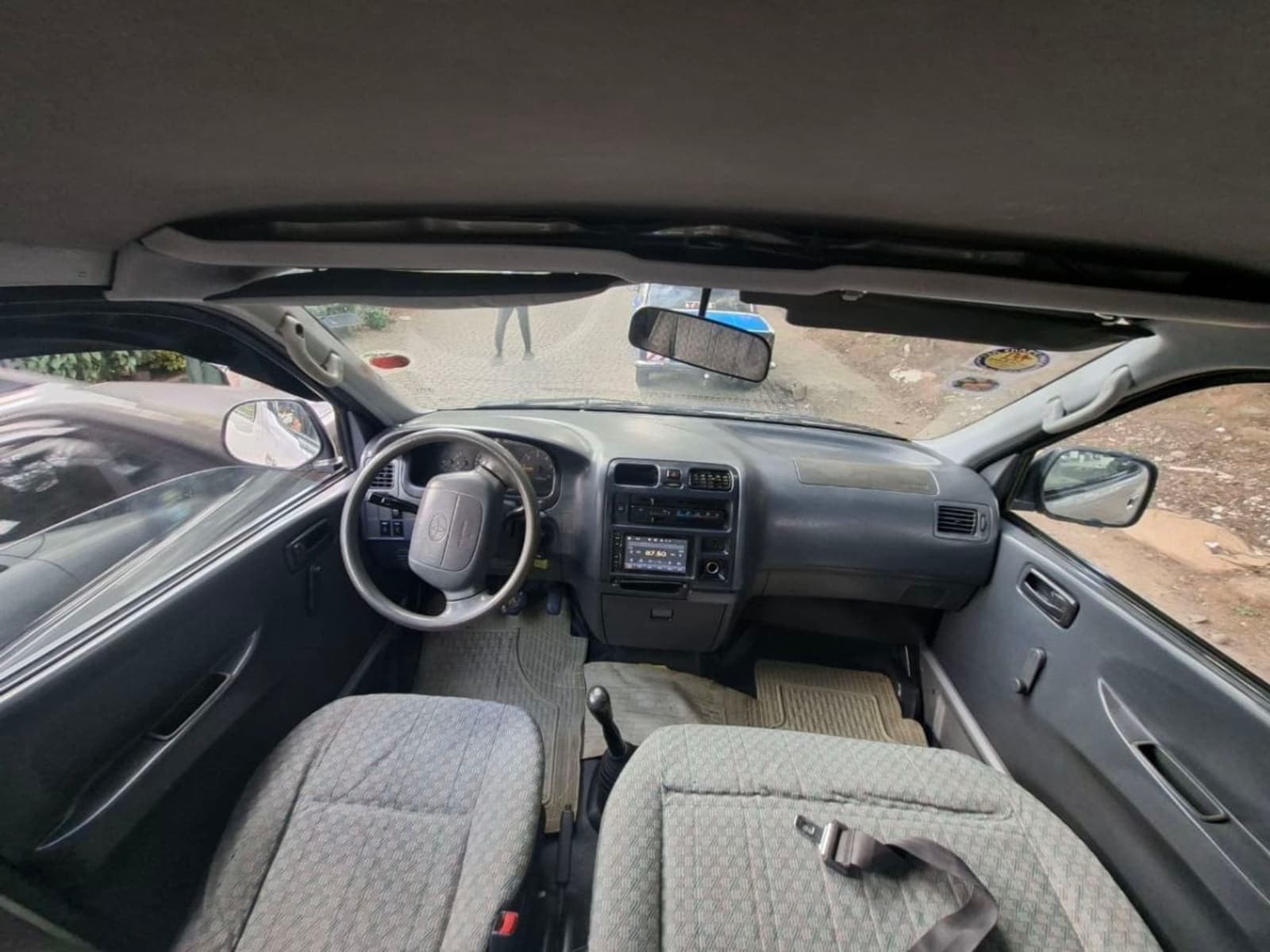 2003 Toyota D4D van — photo 2