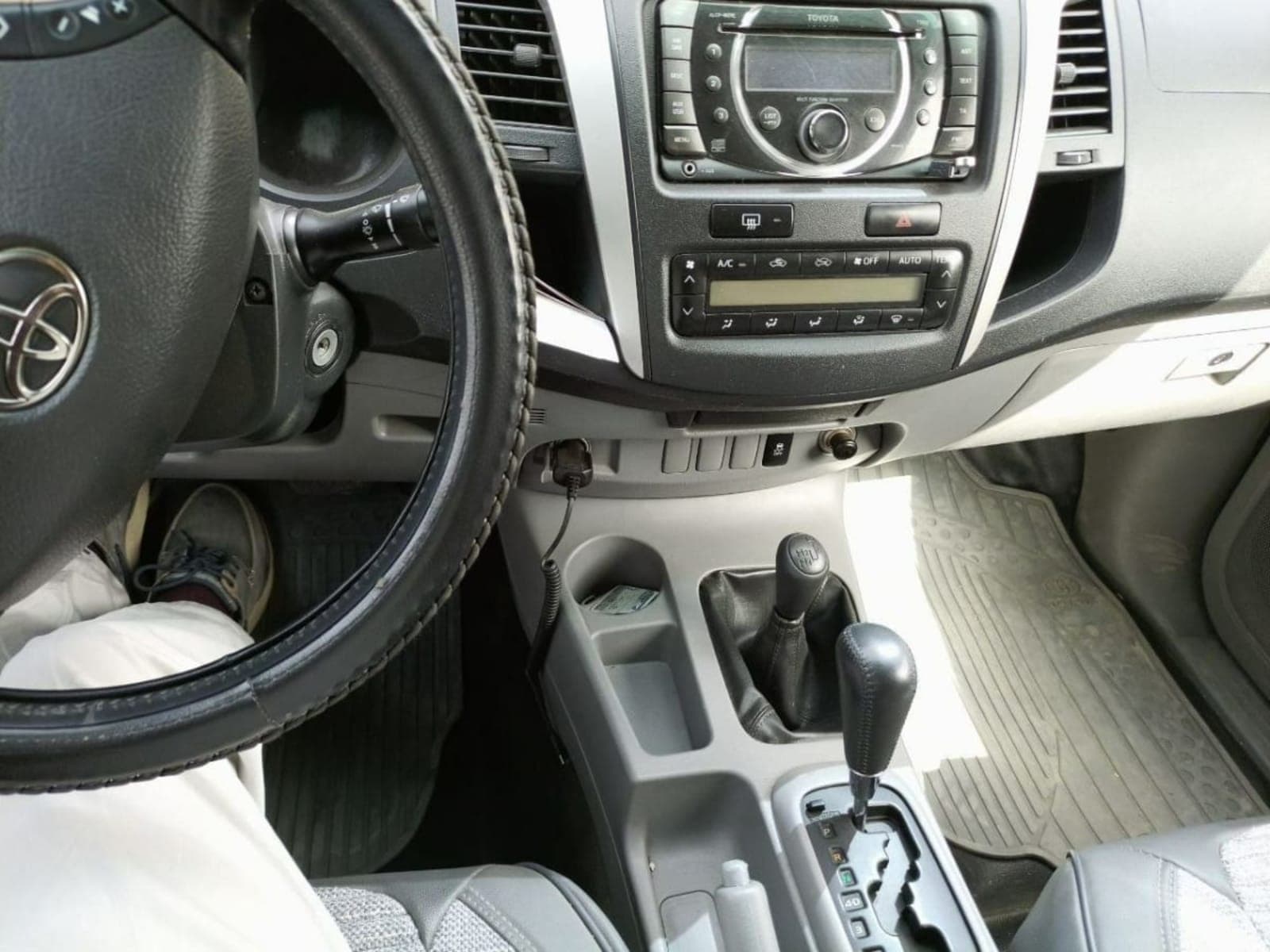 2011 Toyota Hilux Double Cab โ photo 3