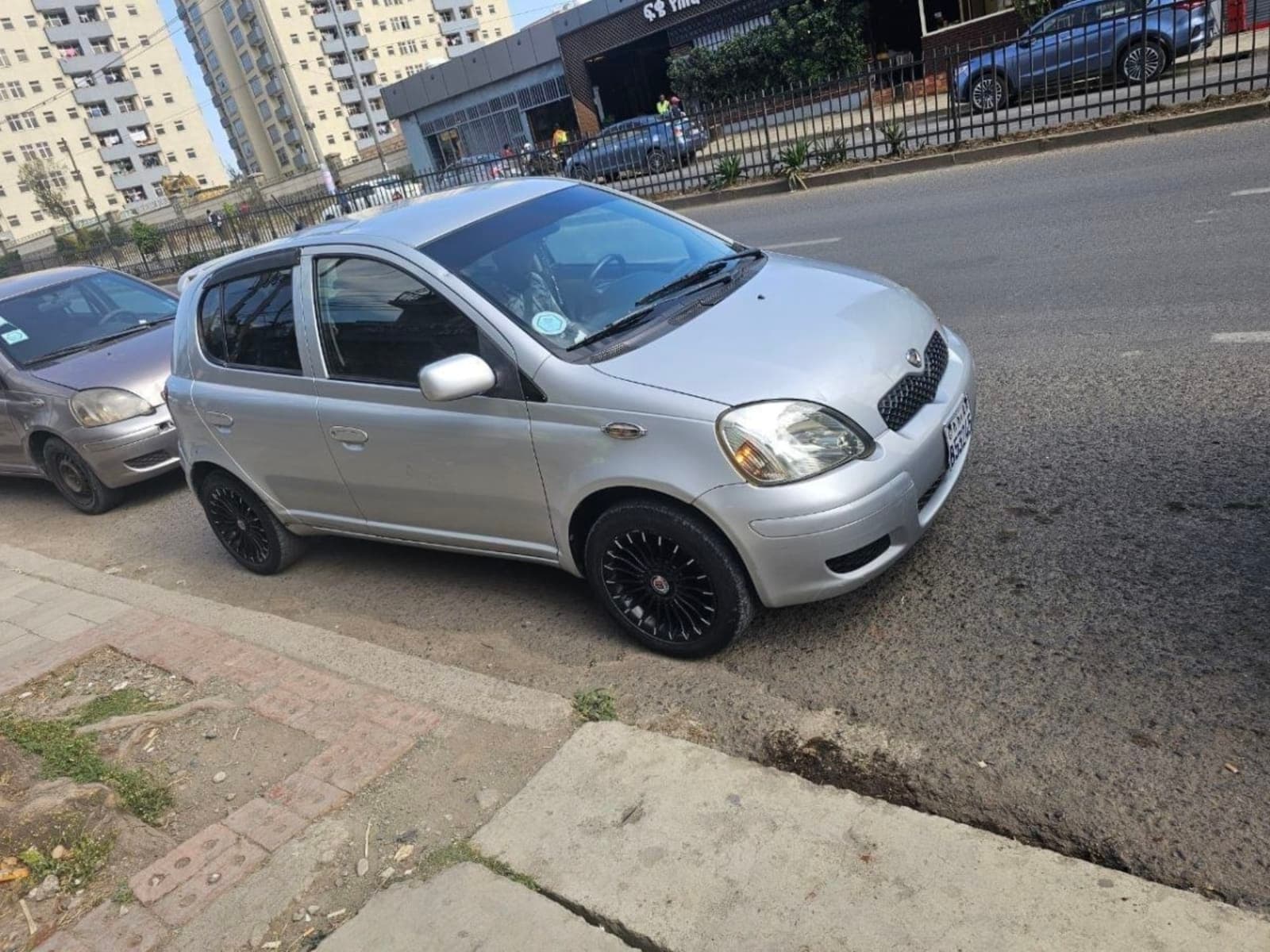 2004 Toyota Vitz — photo 4