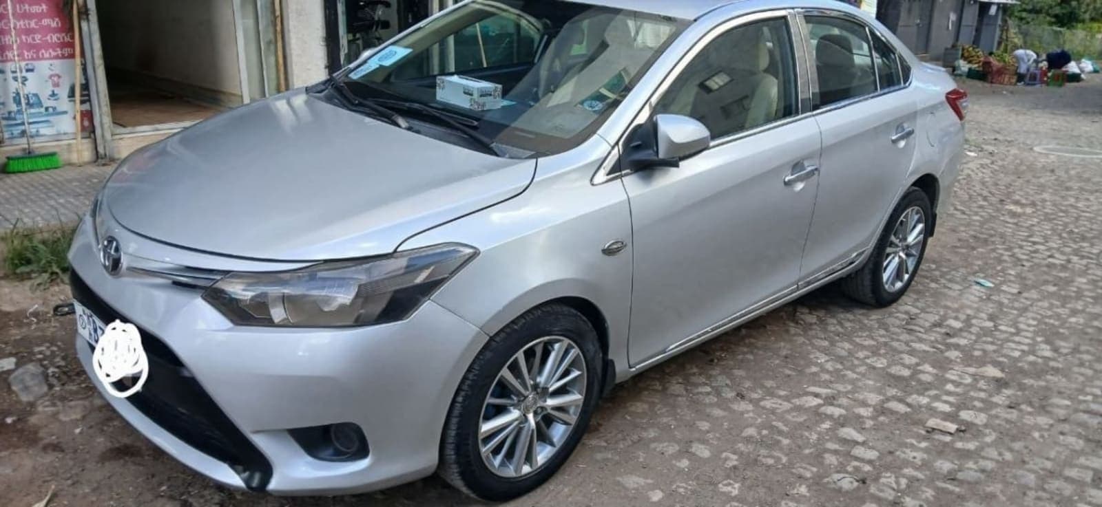 2015 Toyota Yaris Sedan — photo 4