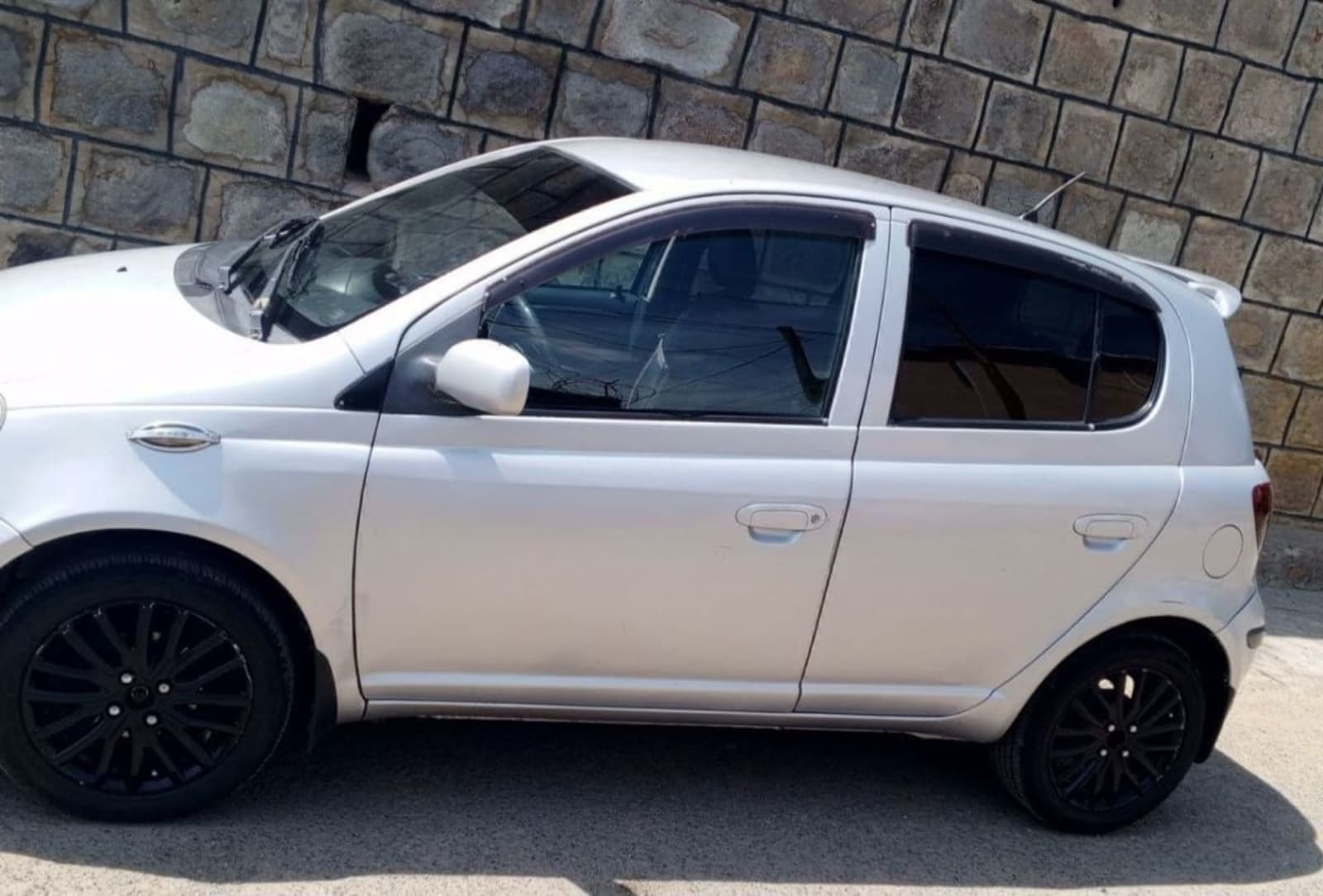 2004 Toyota Vitz — photo 2