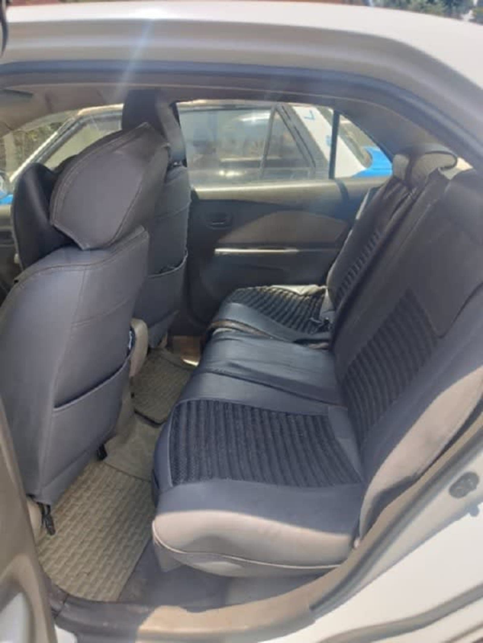 2010 Toyota Belta — photo 2