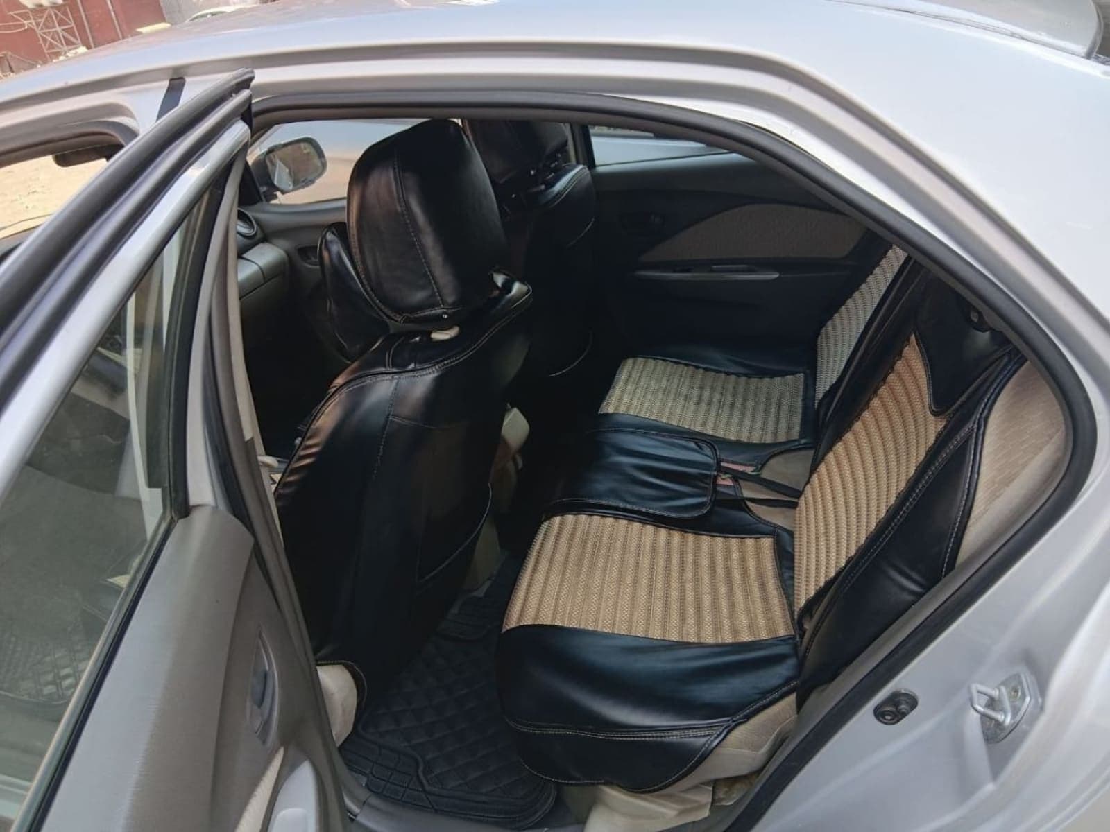 2010 Toyota Yaris Belta — photo 2
