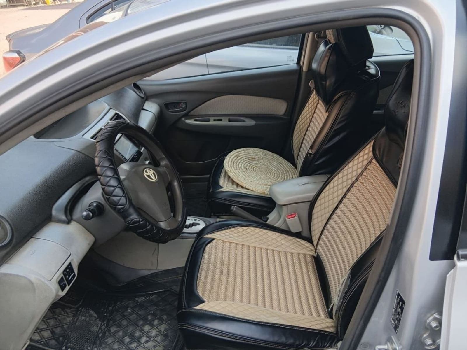 2010 Toyota Yaris Belta — photo 3