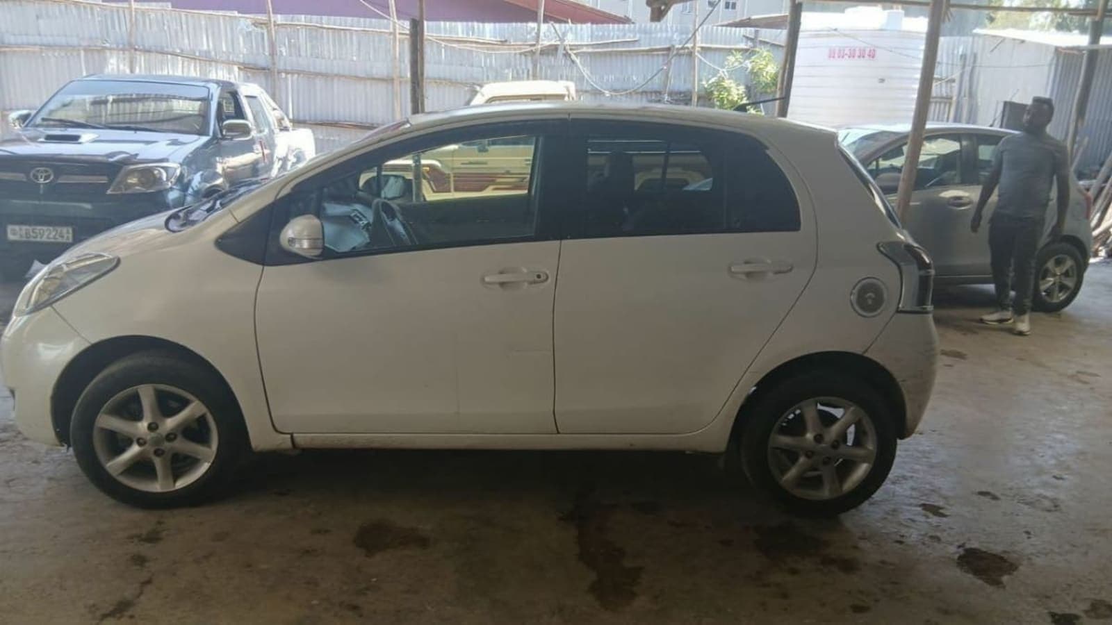 2008 Toyota Yaris compact — photo 2