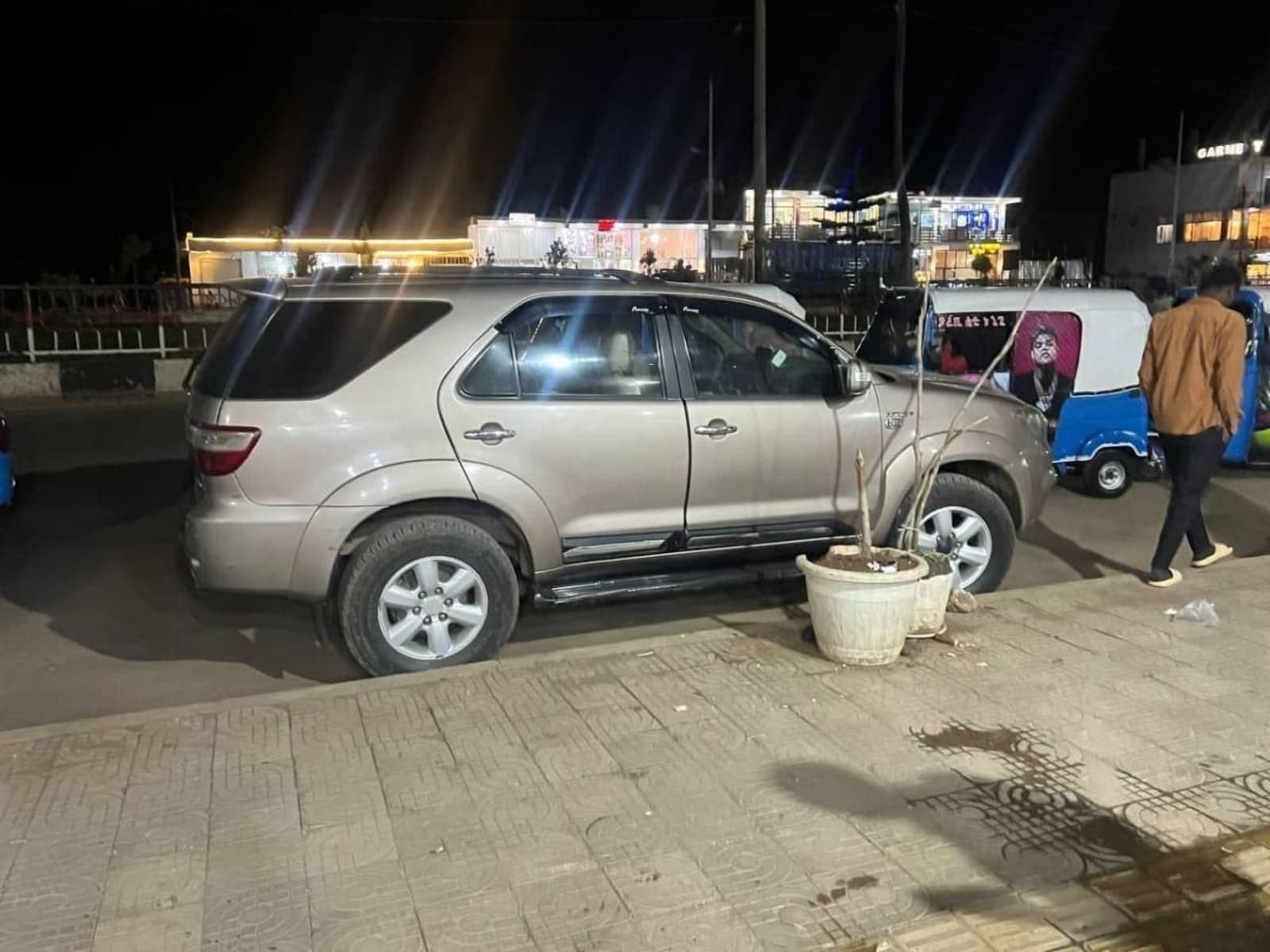2010 Toyota Fortuner — photo 2