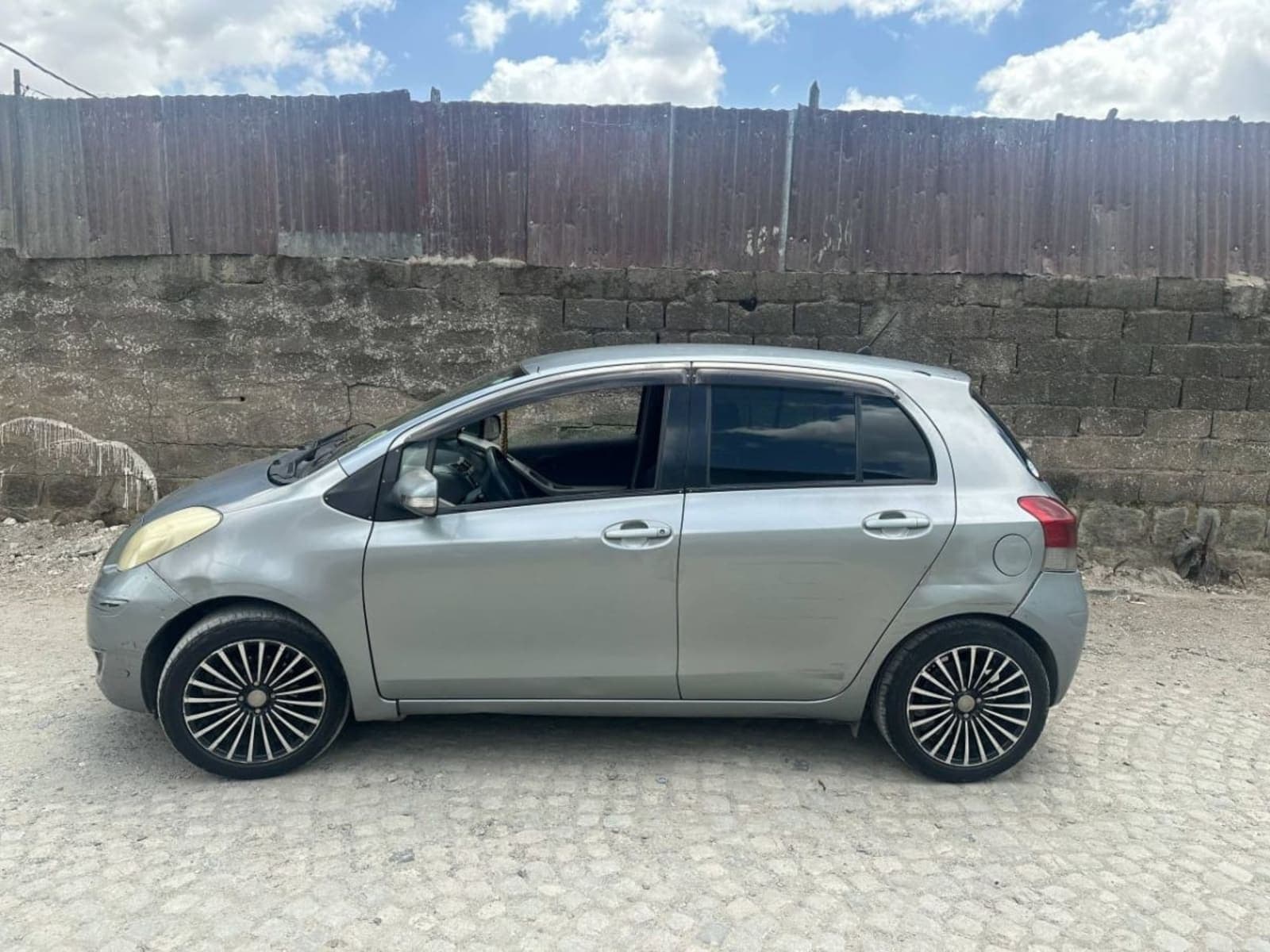 2010 Toyota Yaris Compact — photo 3