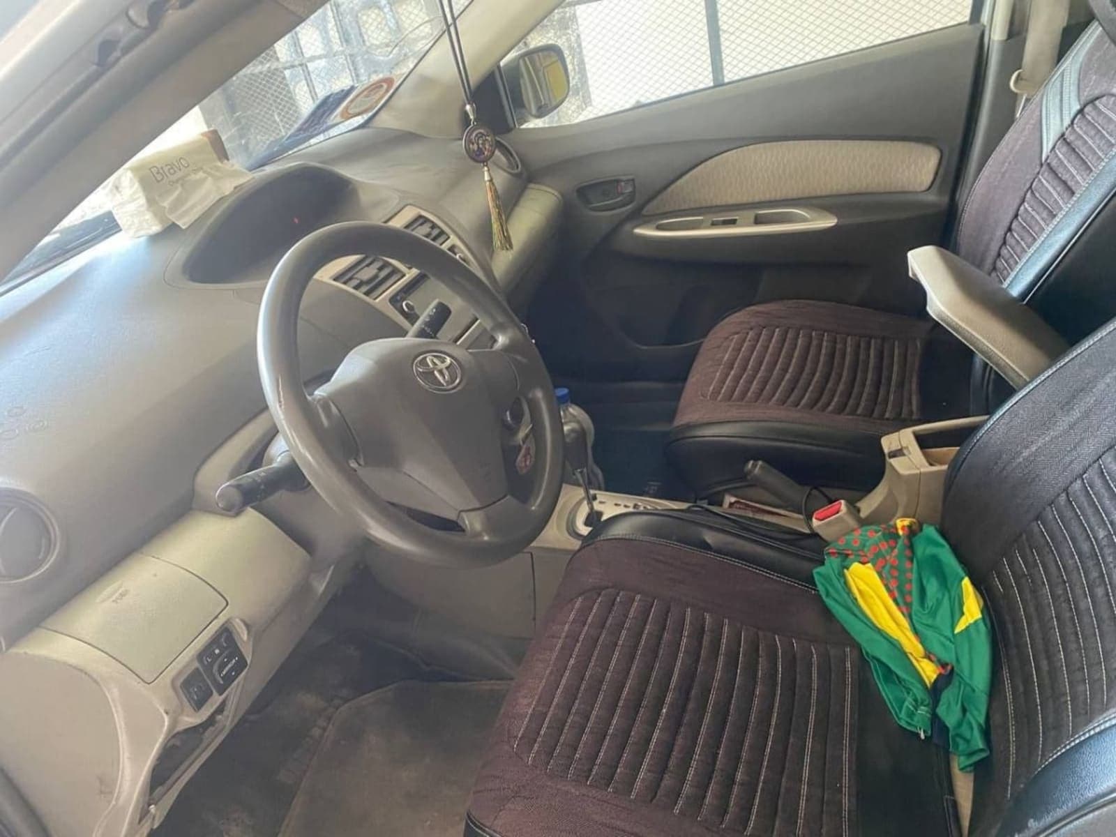 2010 Toyota Yaris Belta — photo 2