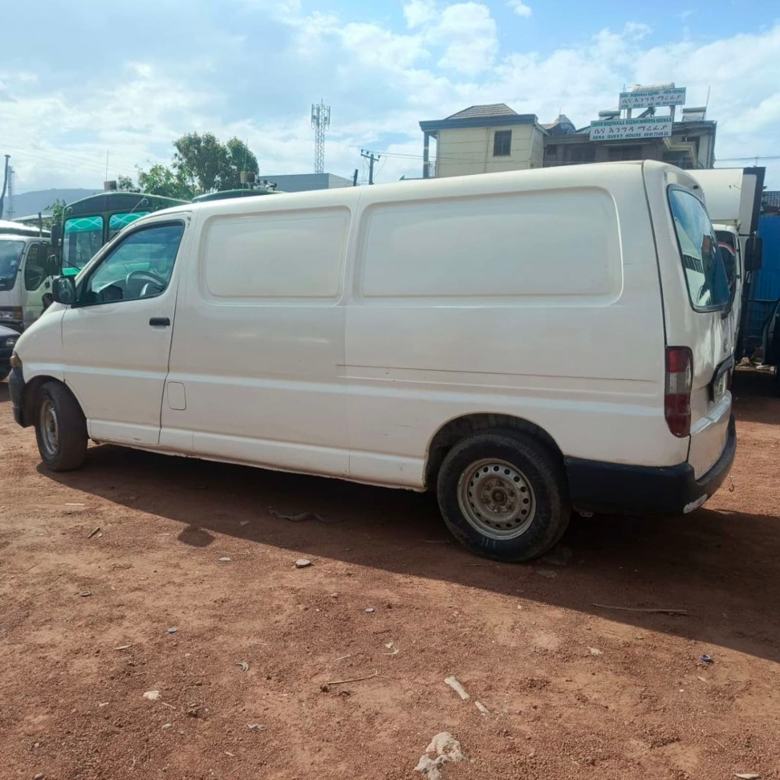 2000 Toyota Hiace — photo 5