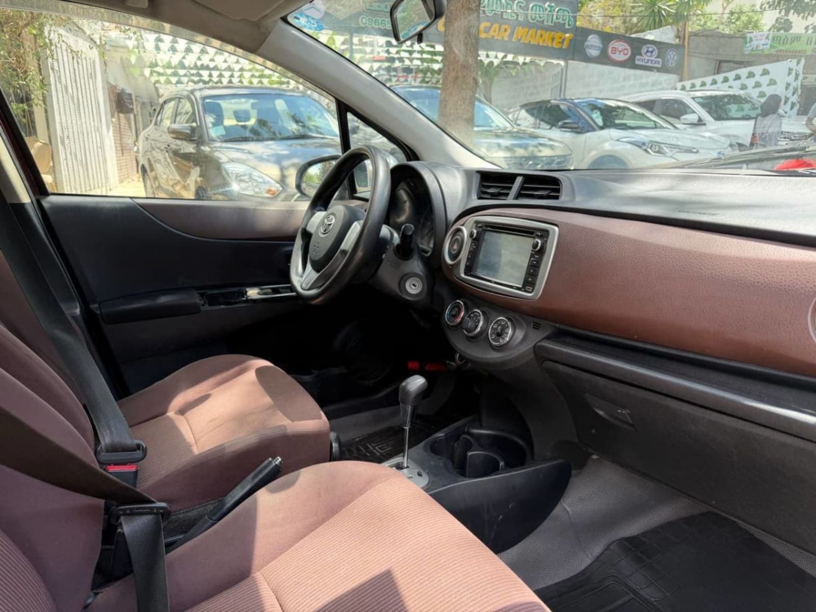 2011 Toyota Yaris Compact — photo 4