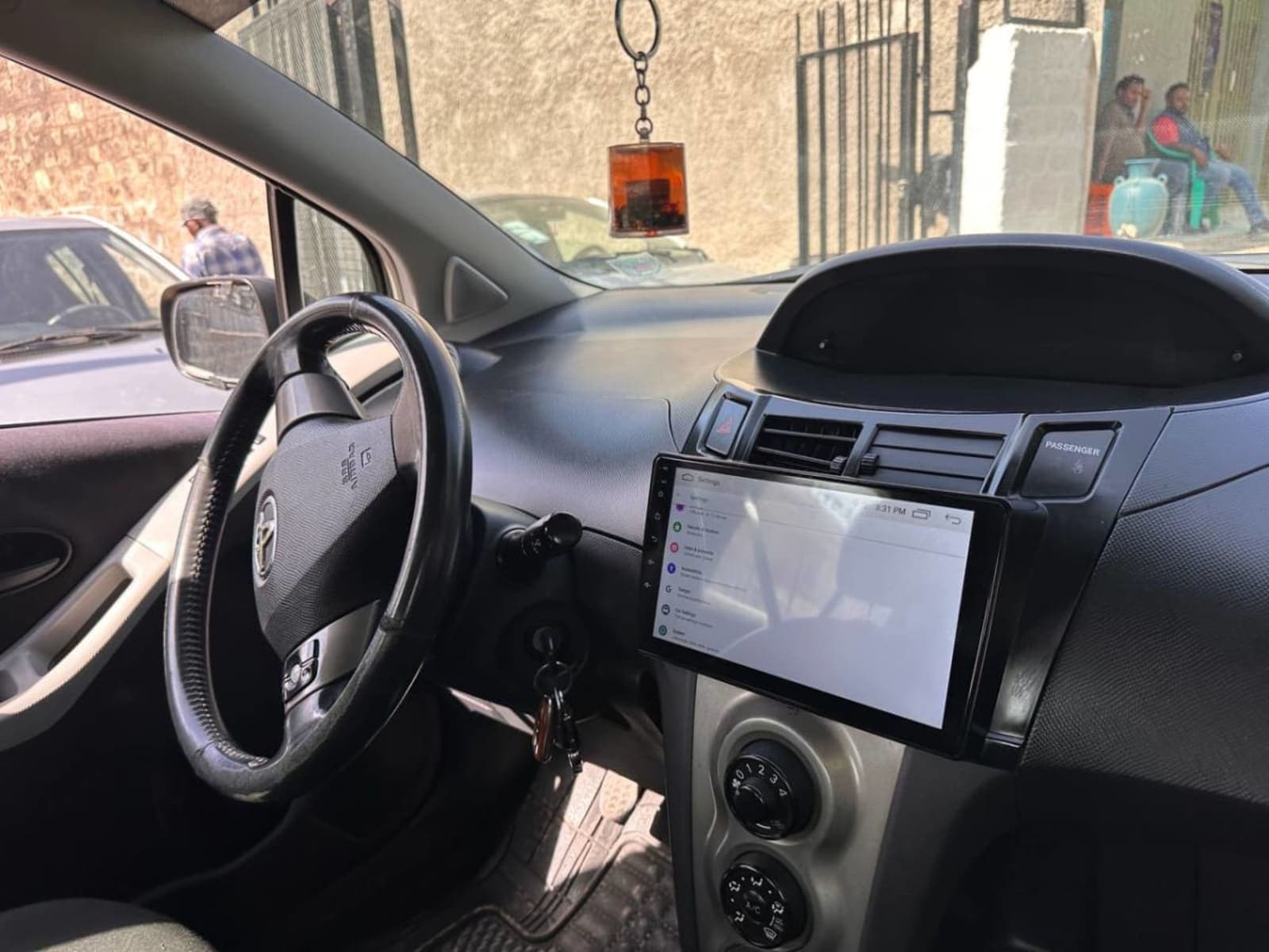 2010 Toyota Yaris Compact — photo 2