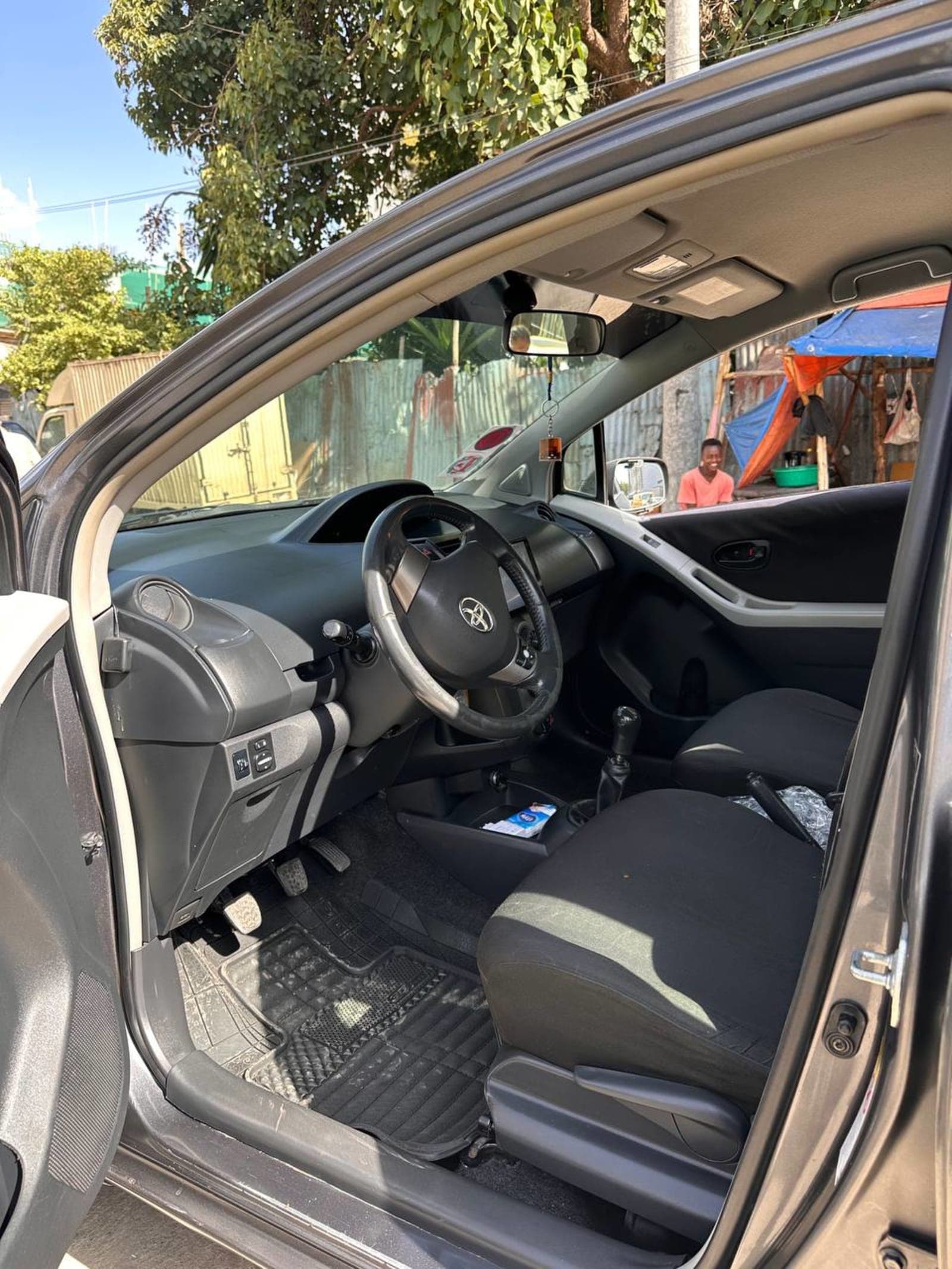 2010 Toyota Yaris Compact — photo 4