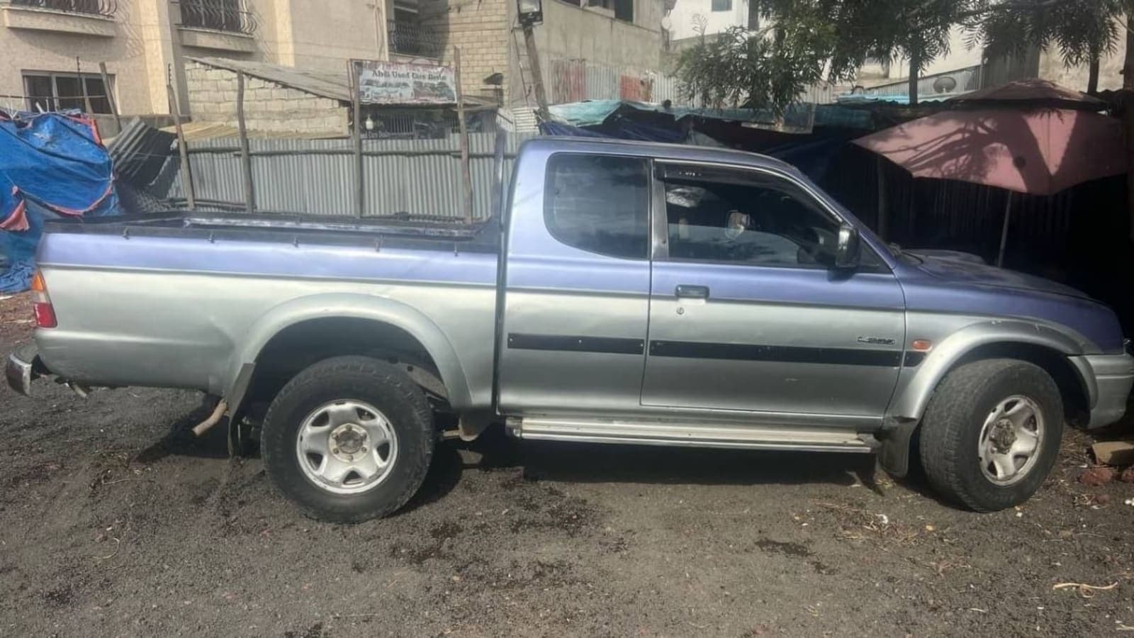 2000 Mitsubishi L200