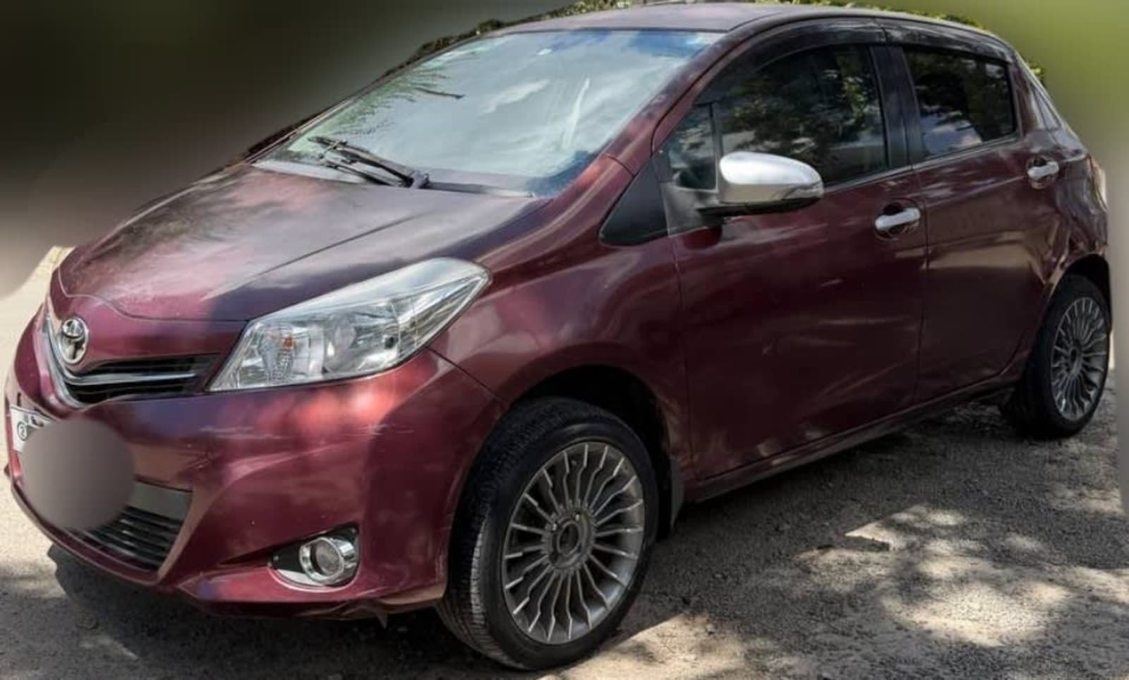2011 Toyota Yaris Compact — photo 2