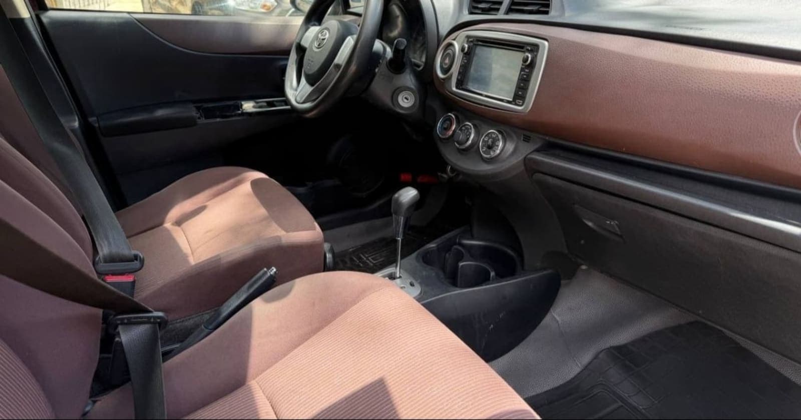 2011 Toyota Yaris Compact — photo 3