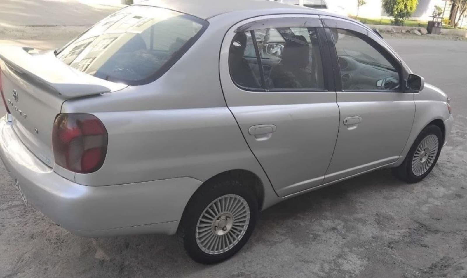 2001 Toyota Platz — photo 2