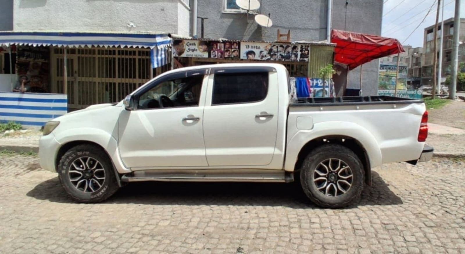 2011 Toyota Hilux double cab โ photo 2
