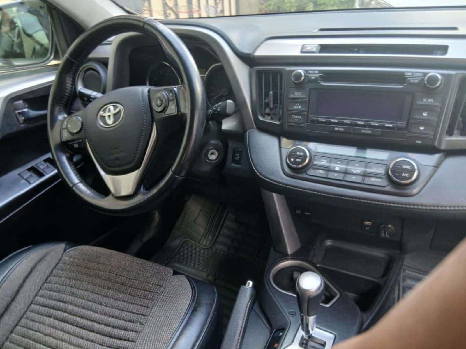 2016 Toyota Rav4 — photo 4